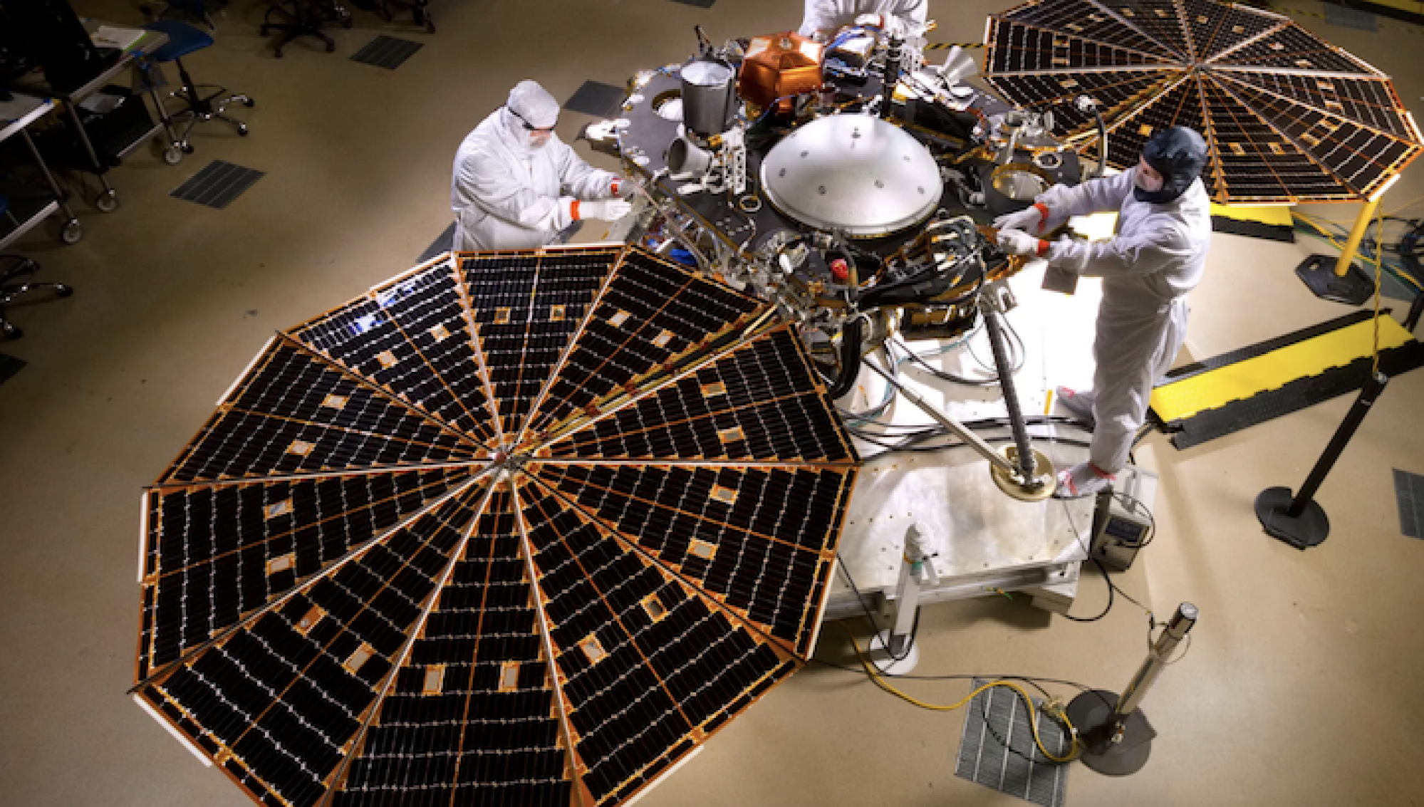 Les panneaux solaires de l'atterrisseur InSight déployés lors des tests en 2015.