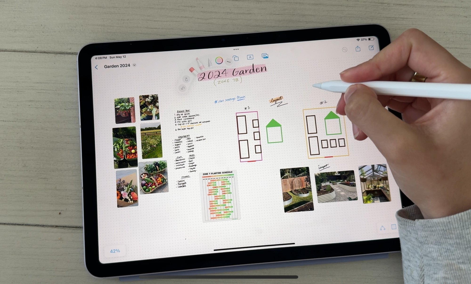 Femme utilisant un modèle de planification numérique de jardinage sur iPad Air