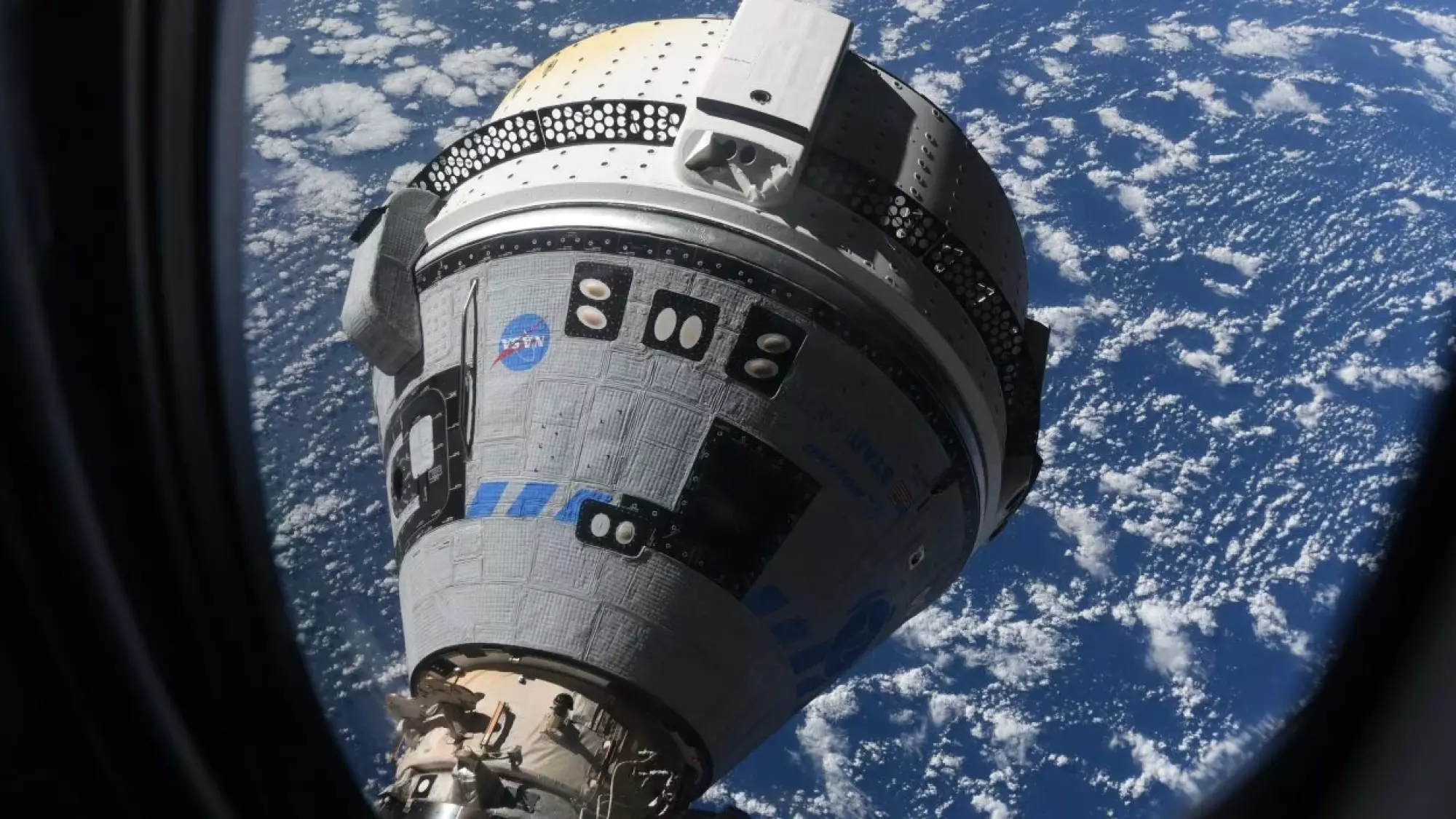 Un vaisseau spatial Starliner vide amarré à la Station spatiale internationale