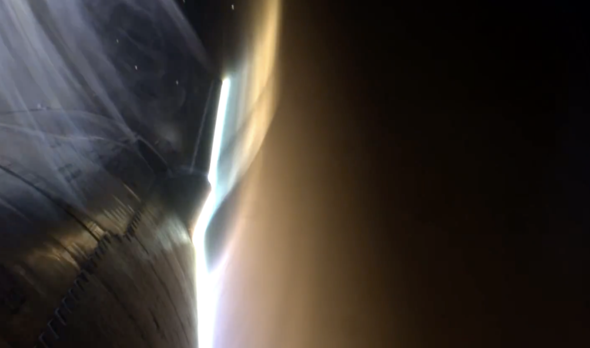 Le vaisseau SpaceX rentre dans l'atmosphère terrestre