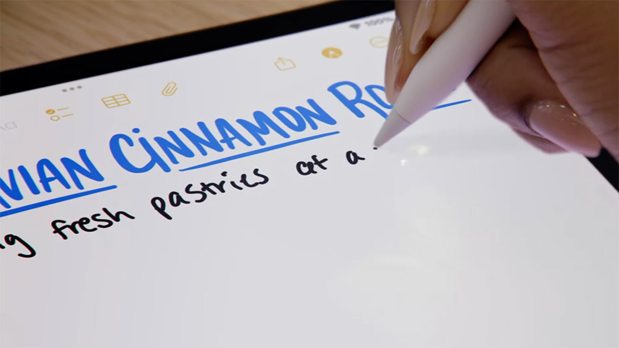 Image de quelqu’un écrivant sur un iPad avec un Apple Pencil.