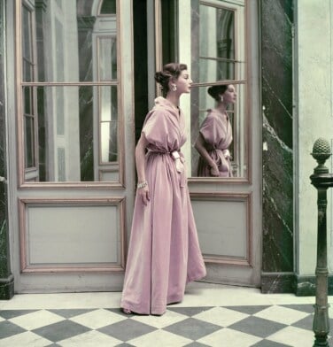 Une image d’un mannequin vêtu d’une robe de bal rose.