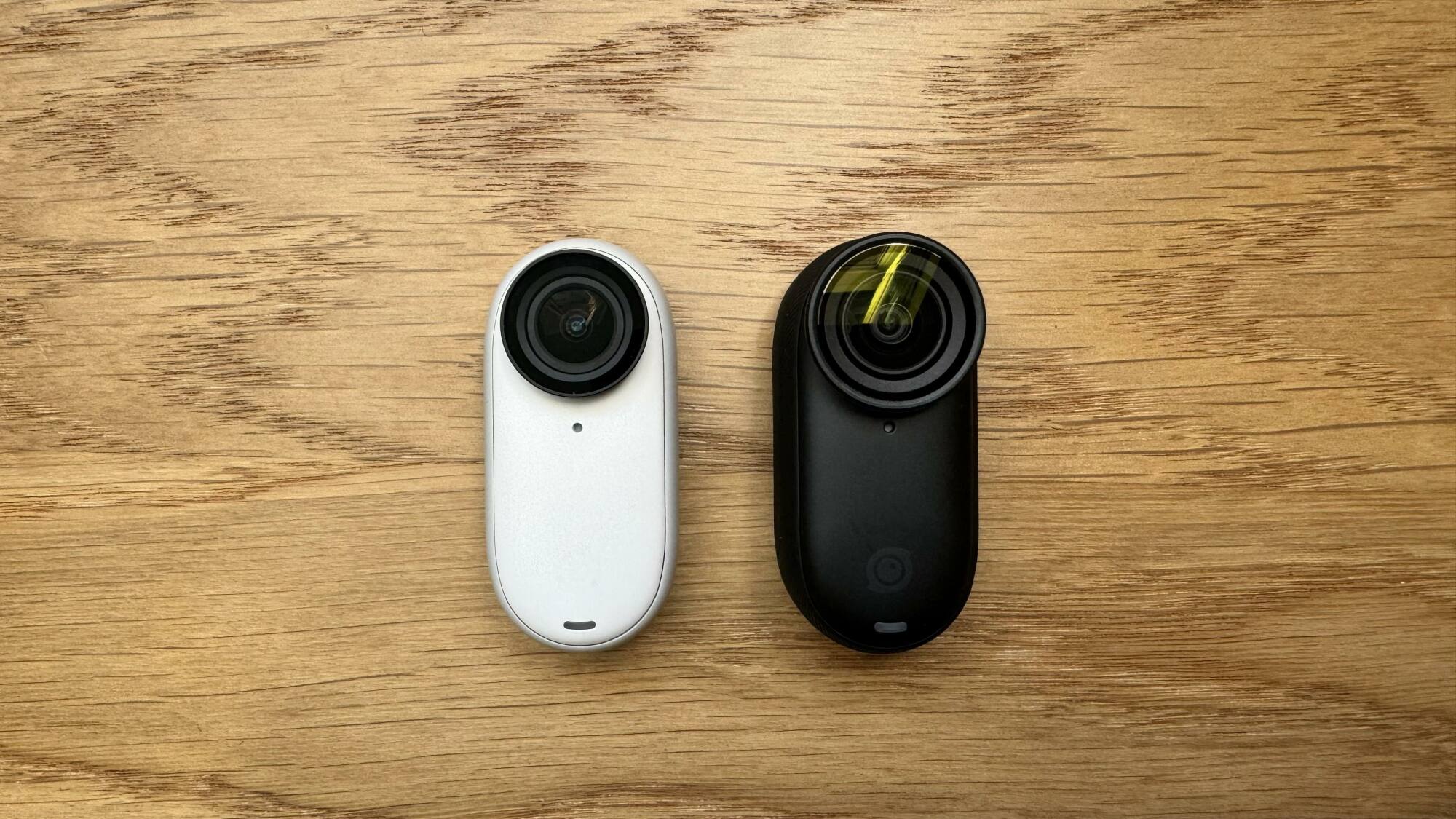 Les Insta360 GO 3 et GO 3S côte à côte.