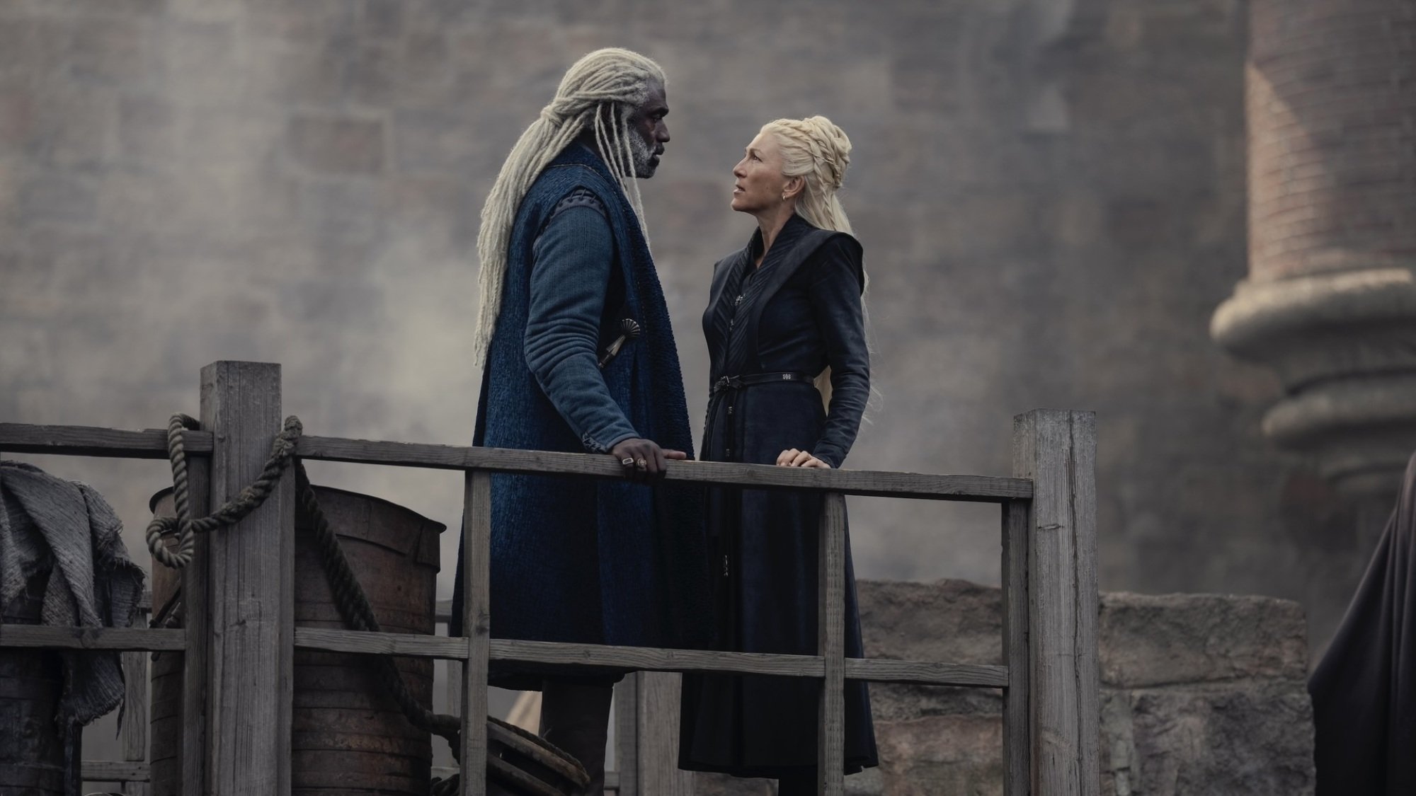 Corlys Velaryon et Rhaenys Targaryen discutent dans un chantier naval.