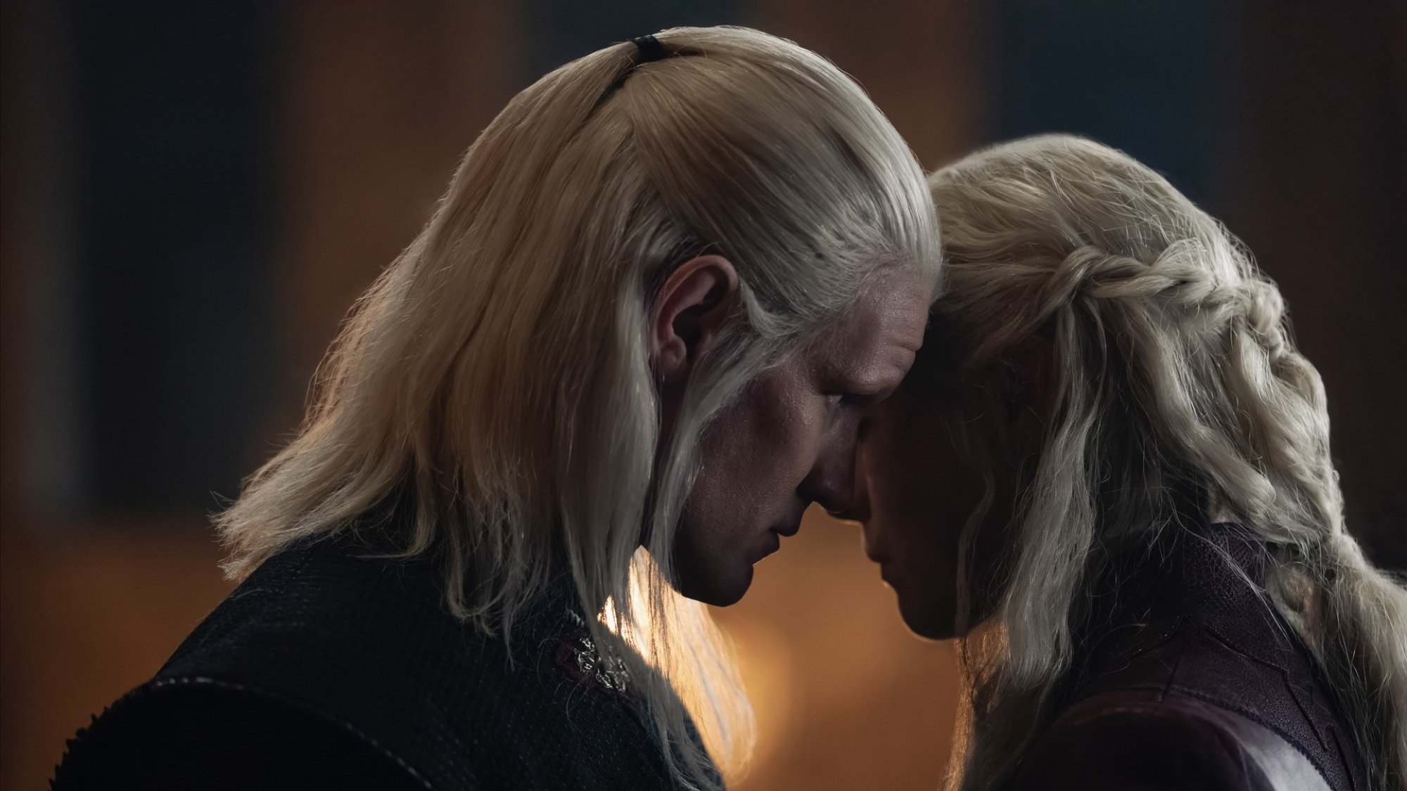 Daemon et Rhaenyra Targaryen parlent avec leurs visages très rapprochés.