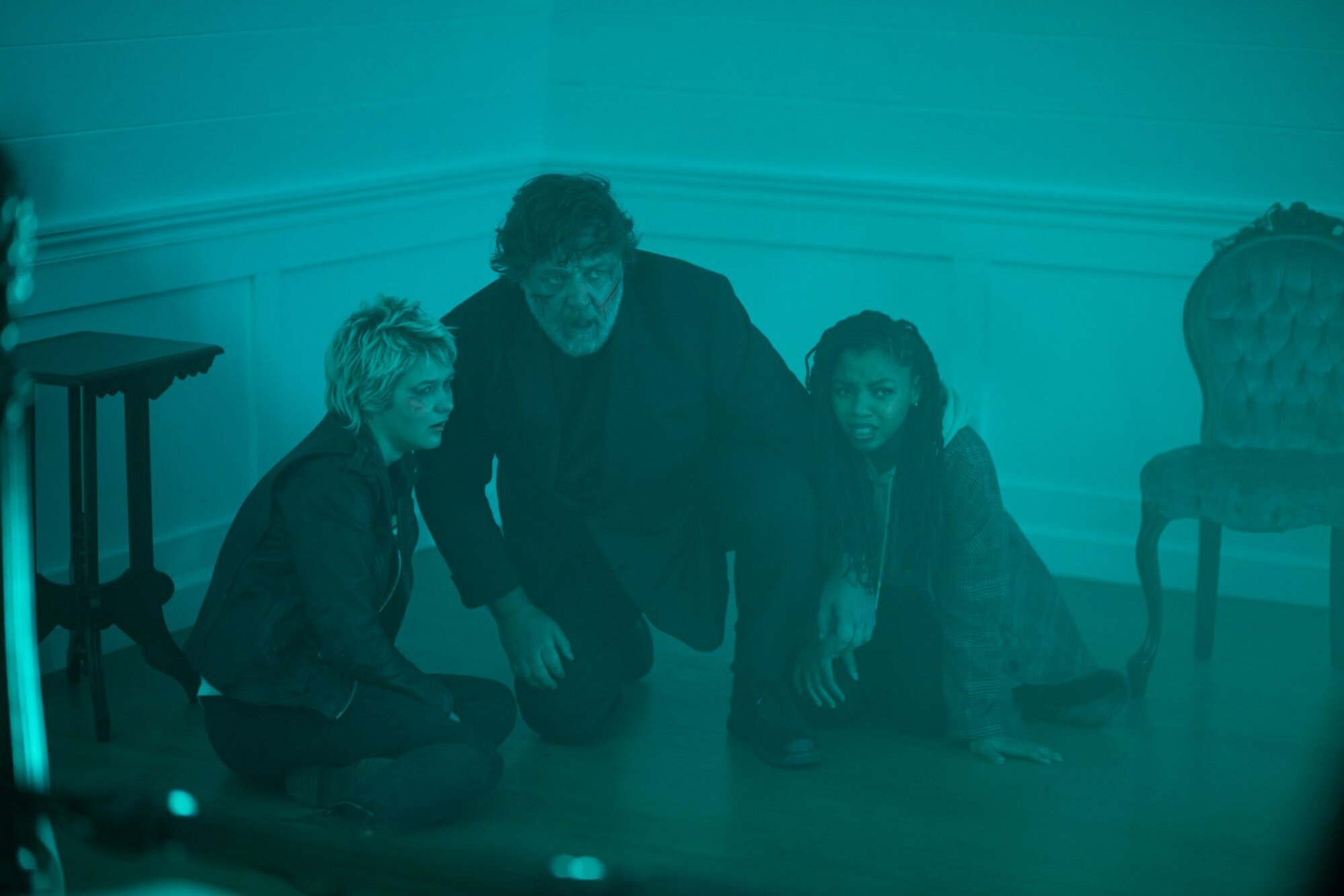 Ryan Simpkins, Russell Crowe et Chloe Bailey dans "L'Exorcisme".