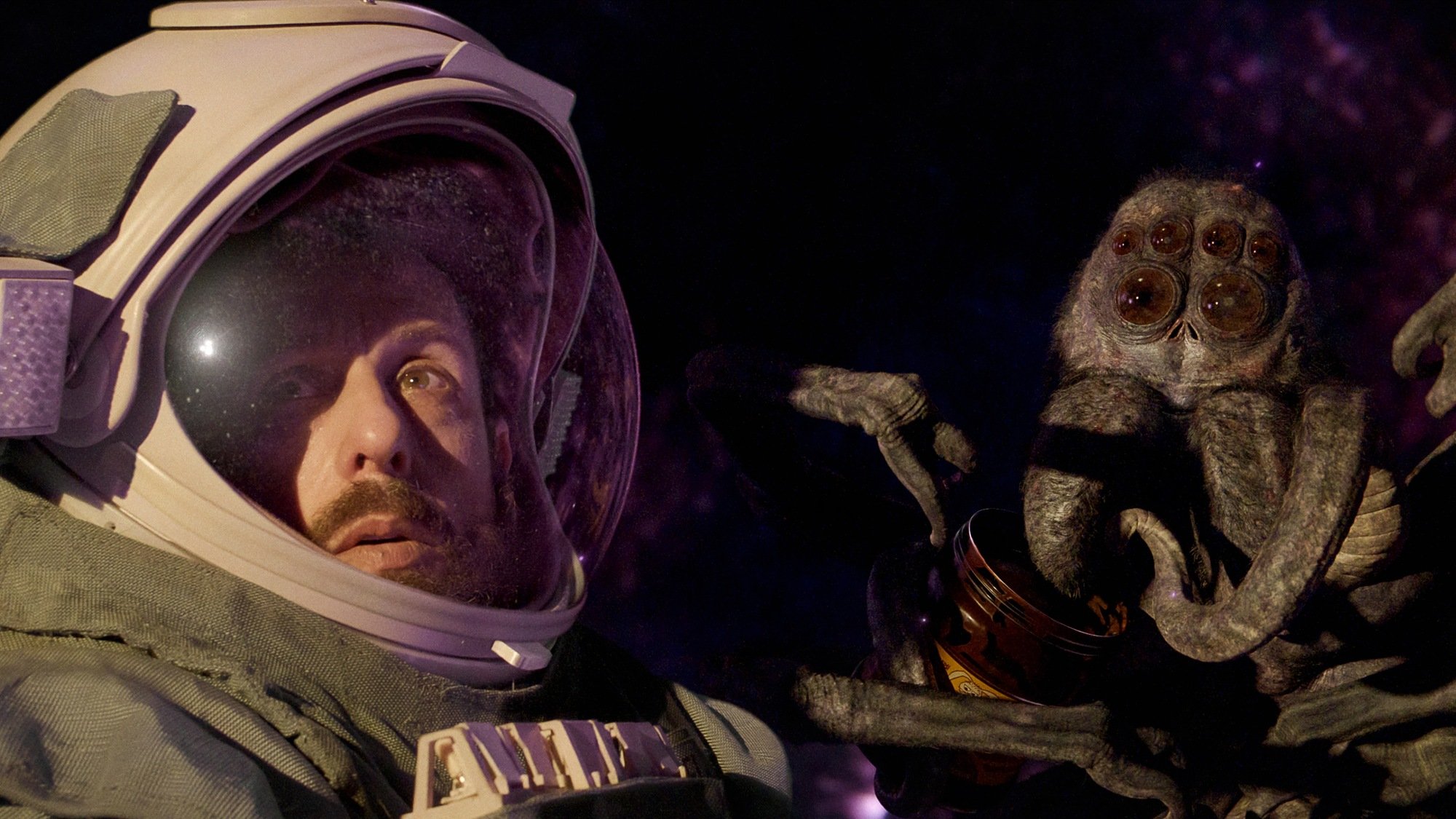 Adam Sandler et une araignée géante interprétée par Paul Dano dans "Spaceman".