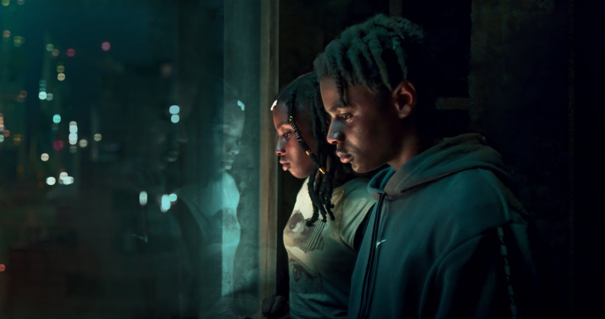 Deux jeunes Noirs regardent par la fenêtre de « La Cuisine ».