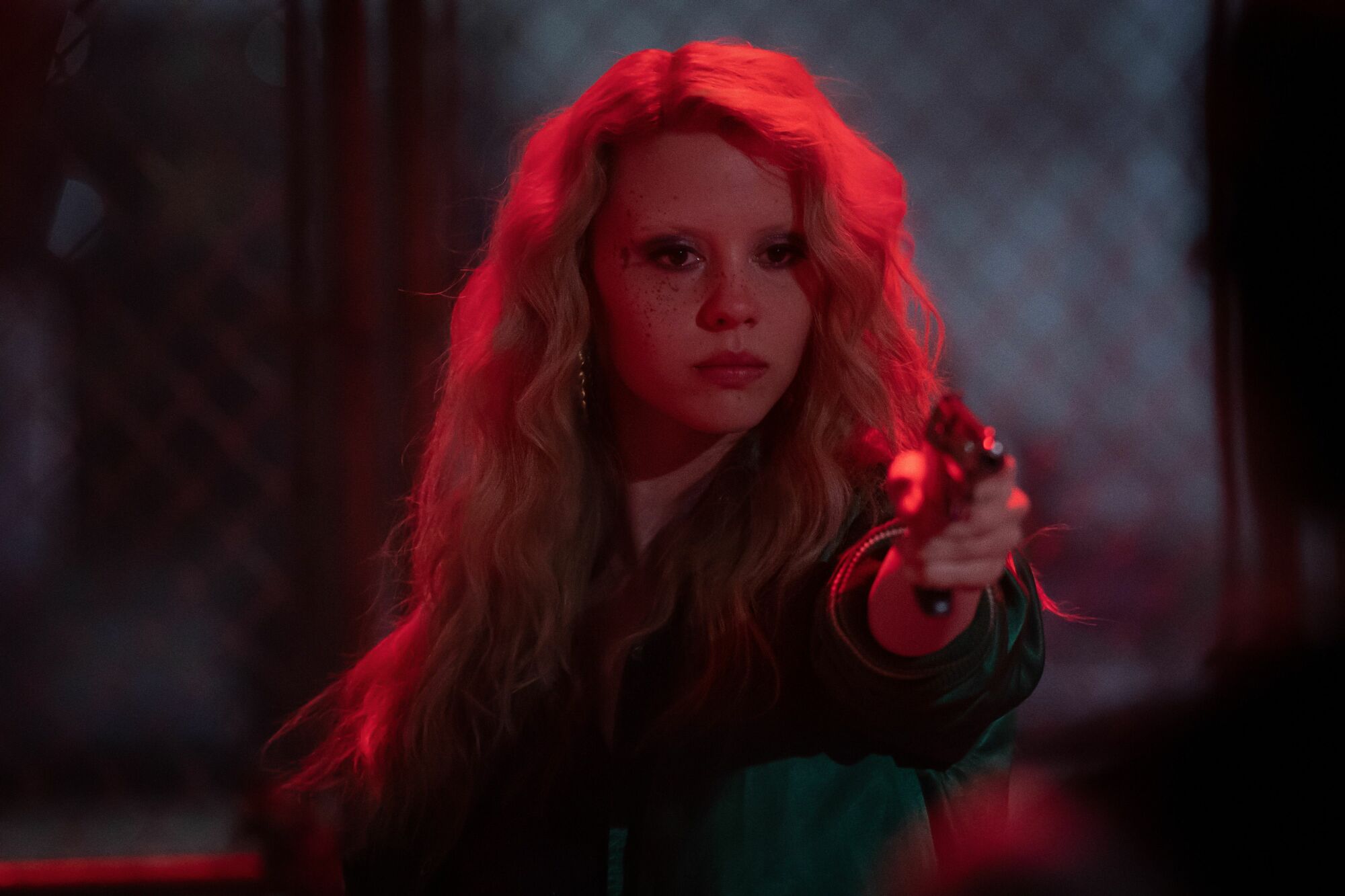 Mia Goth vise une arme à feu dans "MaXXXine".