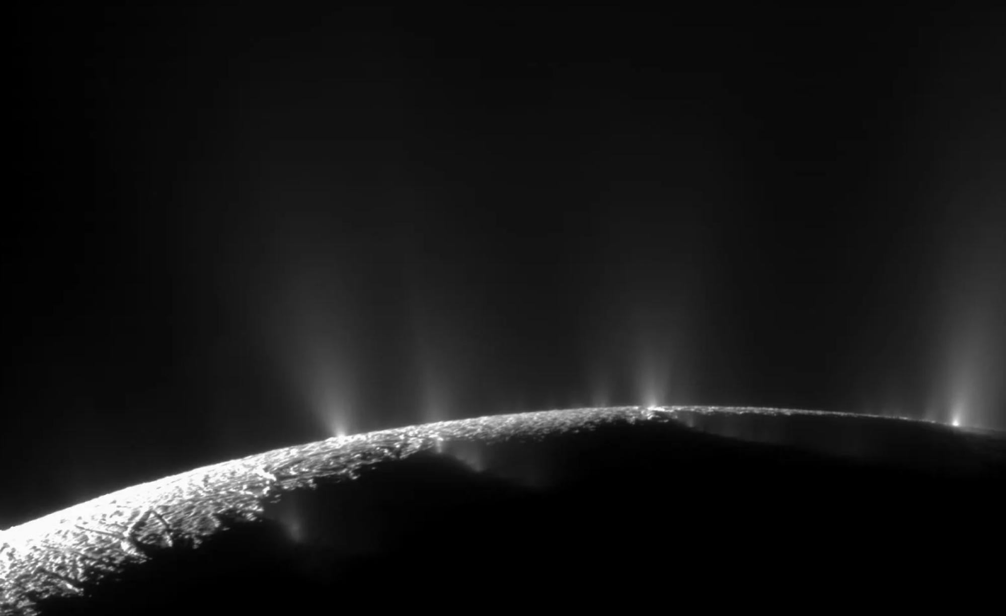 Des panaches de glace jaillissent d'Encelade, la lune de Saturne. L'océan saumâtre qui se trouve en dessous pourrait potentiellement abriter la vie.