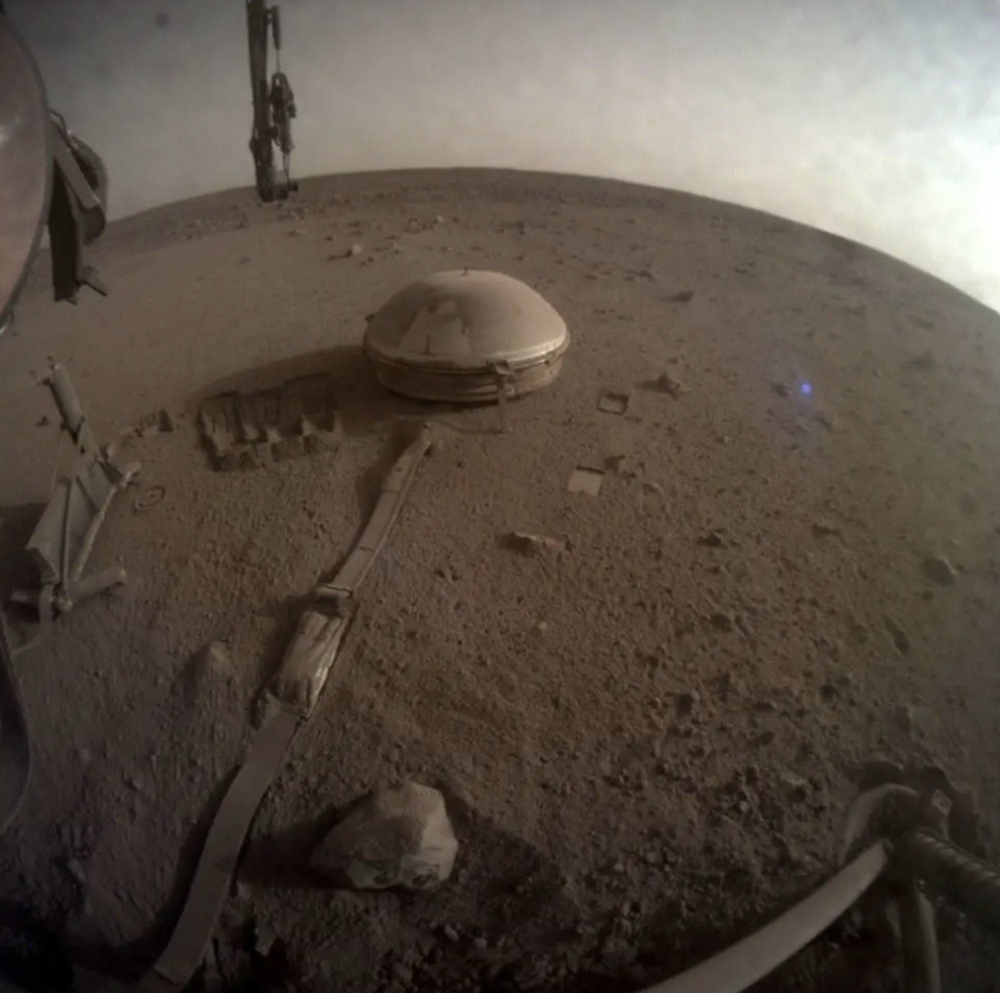 Le sismomètre de l'atterrisseur Insight vu sur la surface martienne.