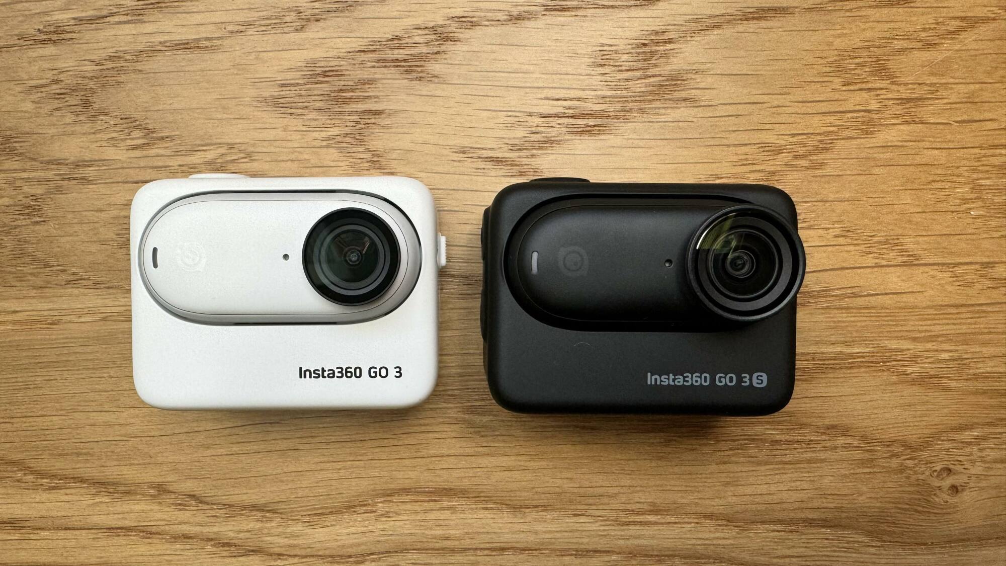 Les Insta360 GO 3 et GO 3S côte à côte dans leurs Action Pods respectifs.