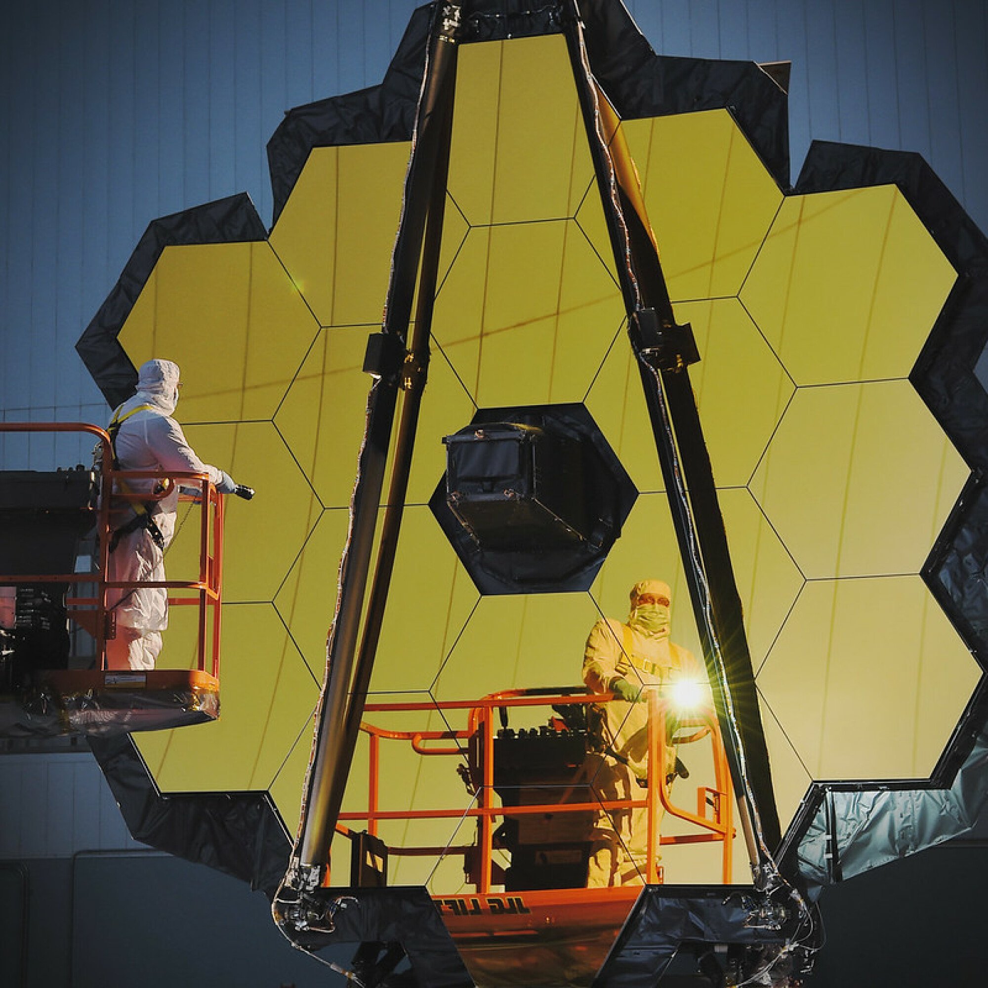 Avant son lancement, les techniciens travaillent sur le miroir du télescope spatial James Webb.
