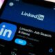 LinkedIn teste des coachs de carrière IA personnalisés pour répondre à des questions telles que « Comment négocier mon salaire » ?