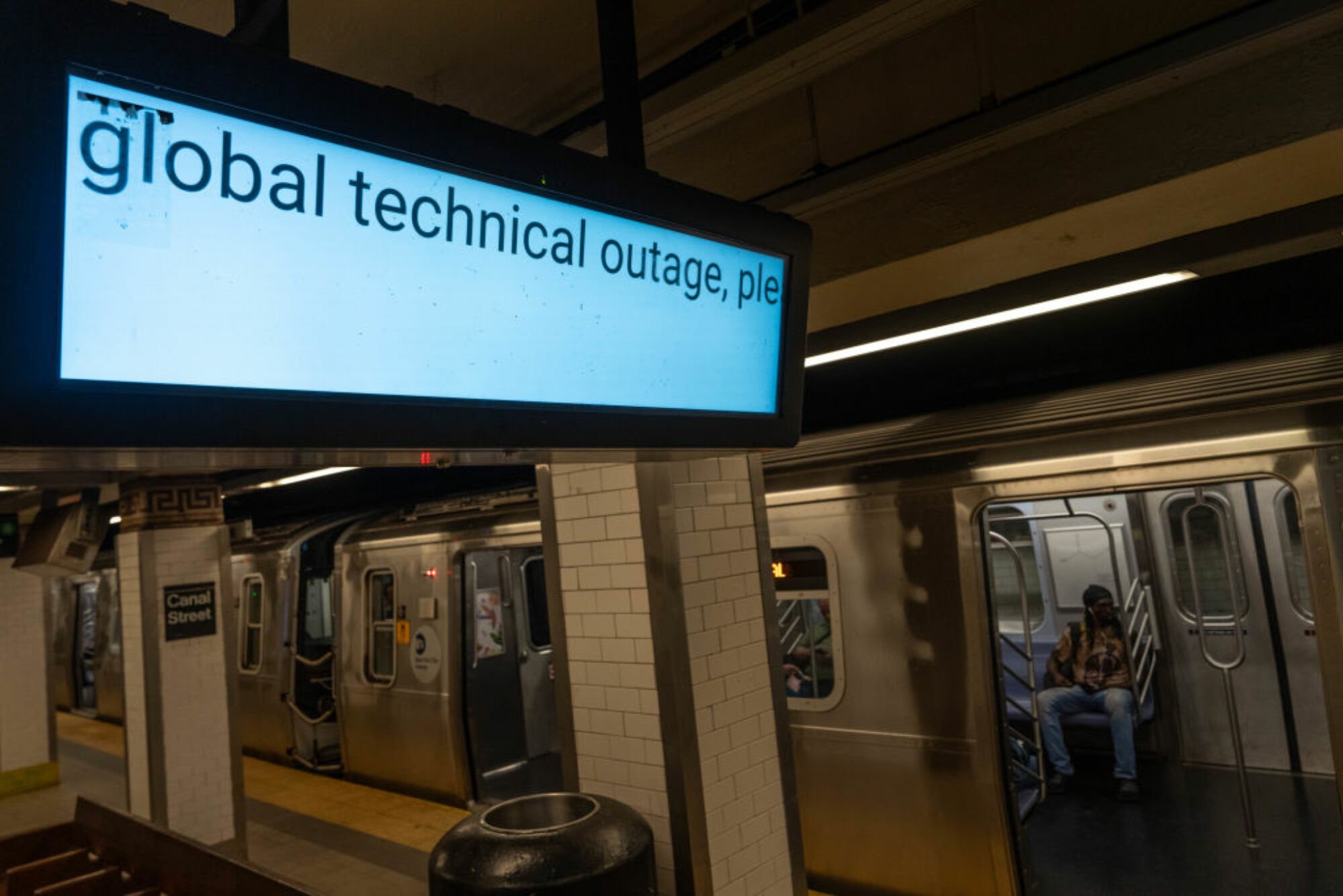 Un écran d'information informe les voyageurs que les informations sur les trains ne fonctionnent pas en raison de la panne technique mondiale à la station de métro Canal Street le 19 juillet 2024 à New York.