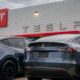 Tesla rappelle 1,8 million de voitures en raison d'un problème de capot