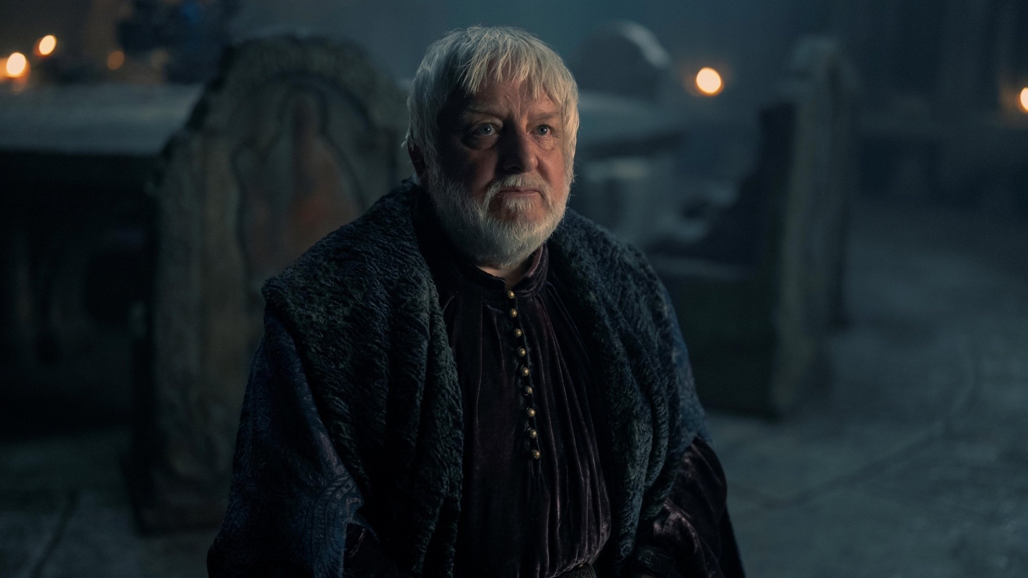 Ser Simon Strong (joué par Simon Russell Beale) dans « La Maison du Dragon ».