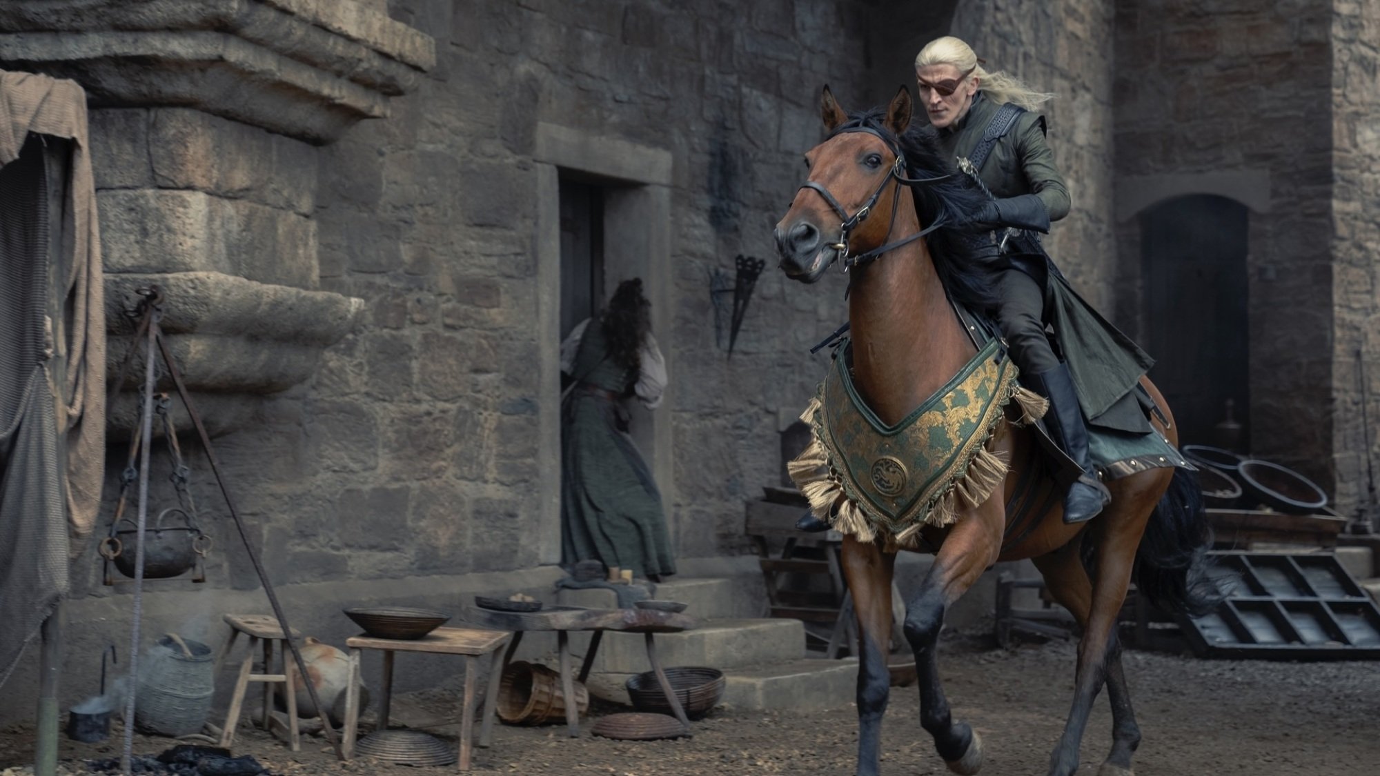 Aemond Targaryen chevauche un cheval brun à travers Port-Réal.