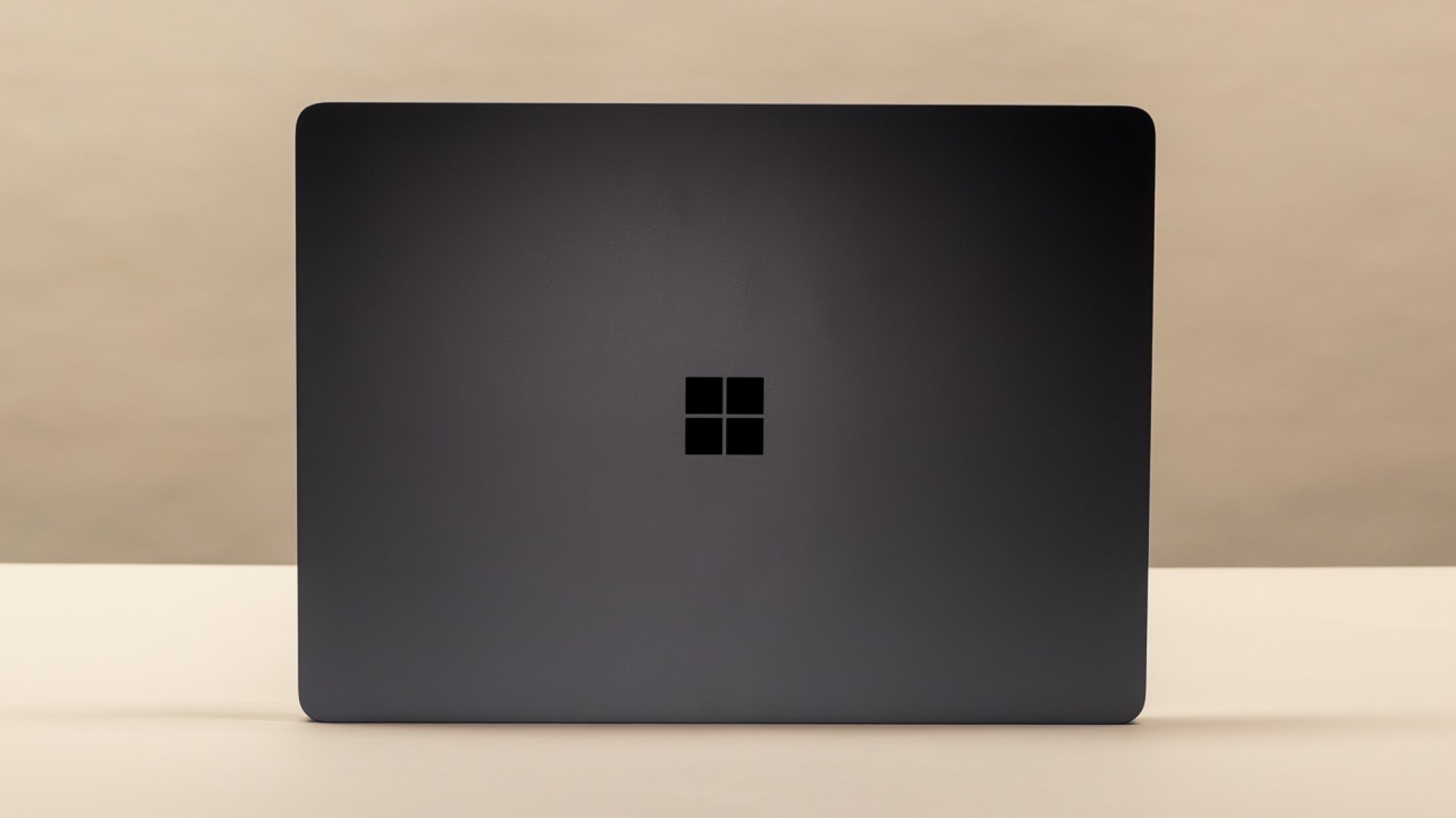 Microsoft Surface Laptop 7 sur fond beige