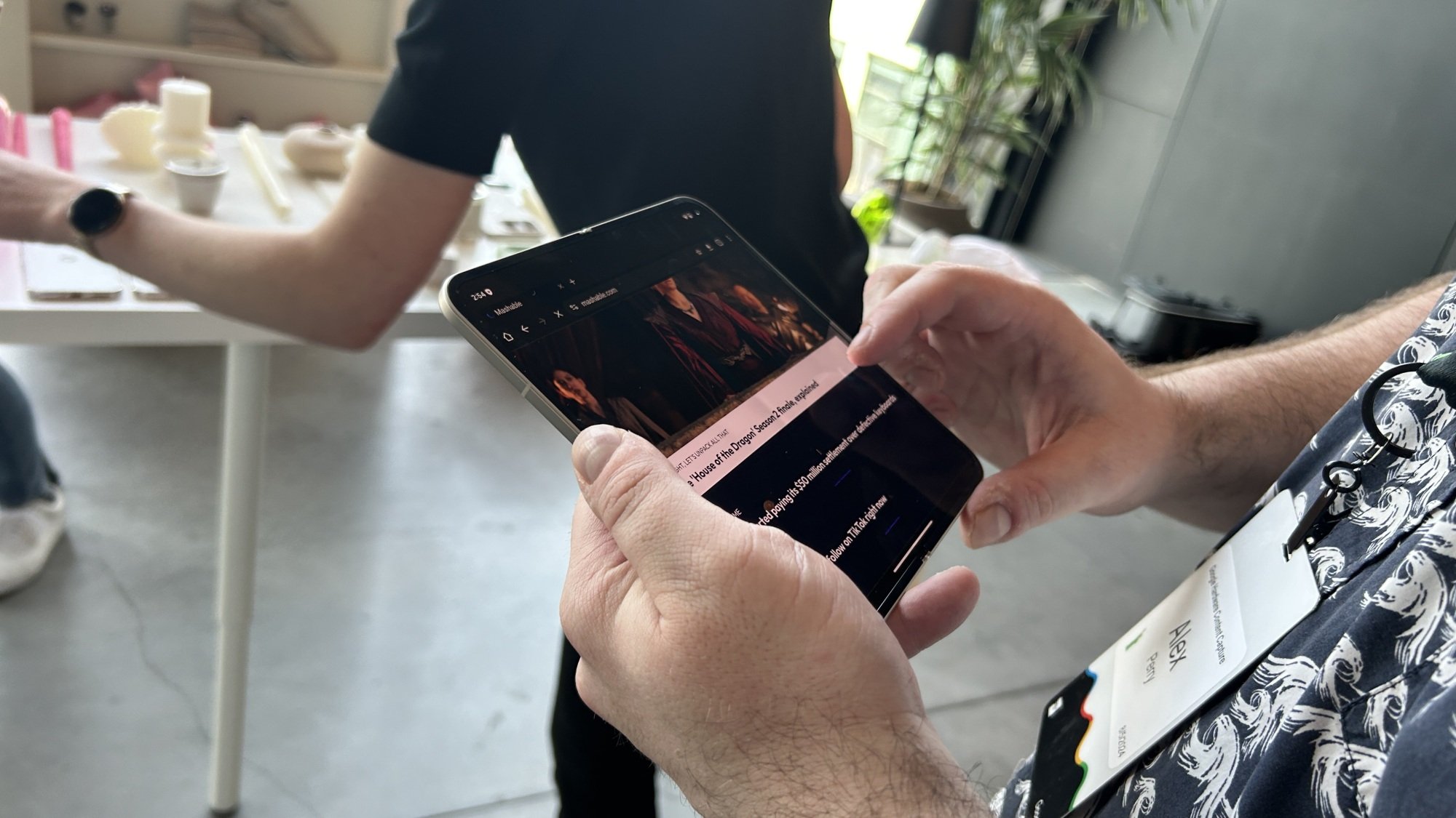 Un homme tenant un Google Pixel 9 Pro Fold