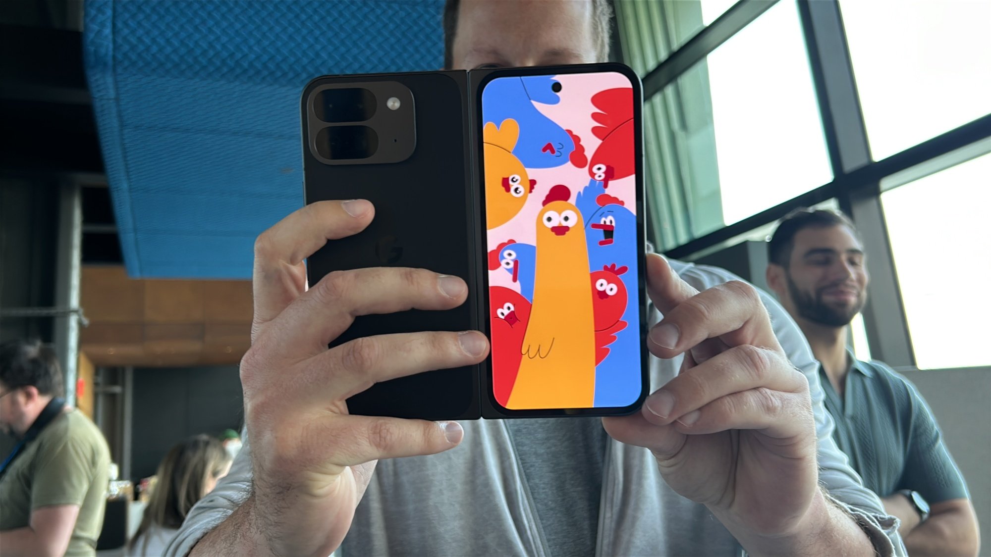 Animation de poulet sur le Google Pixel 9 Pro Fold pour Made You Look