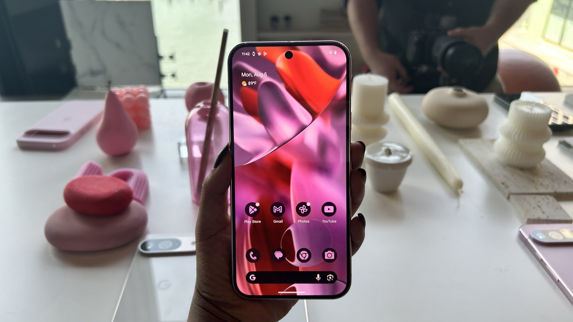 Femme tenant un Pixel 9 Pro XL