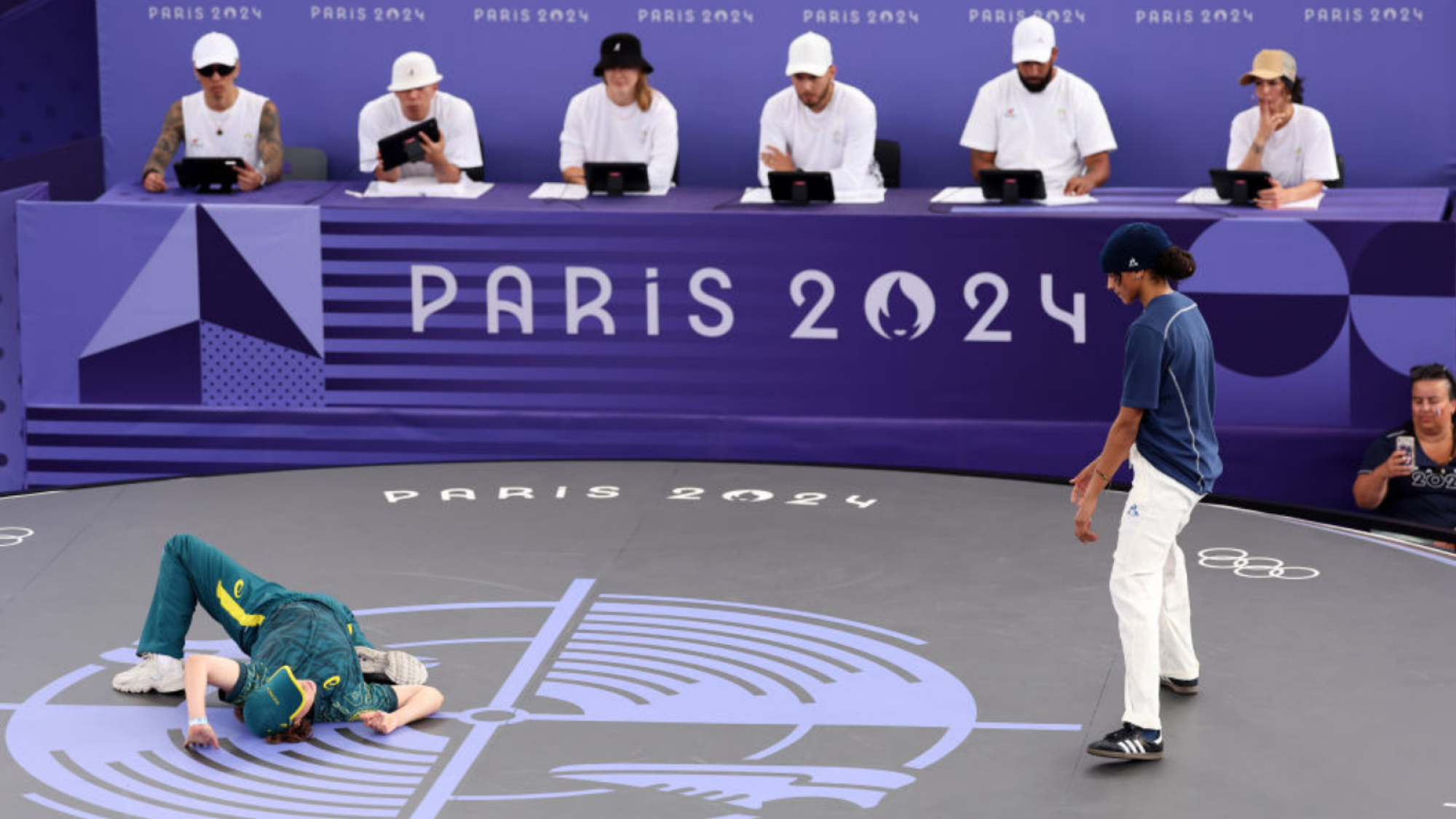 La B-Girl Raygun de l'équipe d'Australie est en compétition sous les yeux de Syssy de l'équipe de France lors du Round Robin des B-Girls - Groupe B le quatorzième jour des Jeux Olympiques de Paris 2024 à la Place de la Concorde le 9 août 2024 à Paris, France.