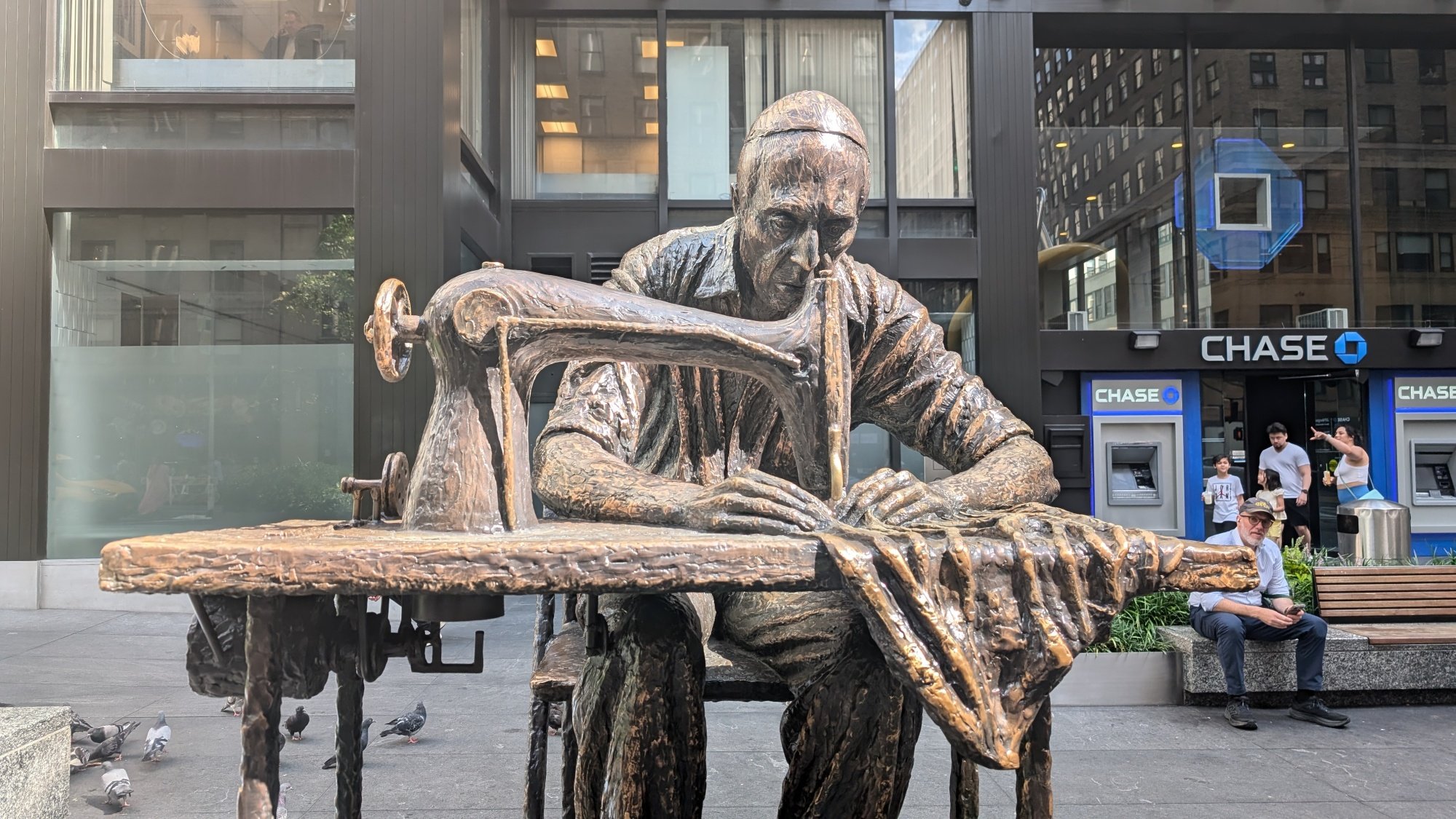 Sculpture d'homme à la machine à coudre