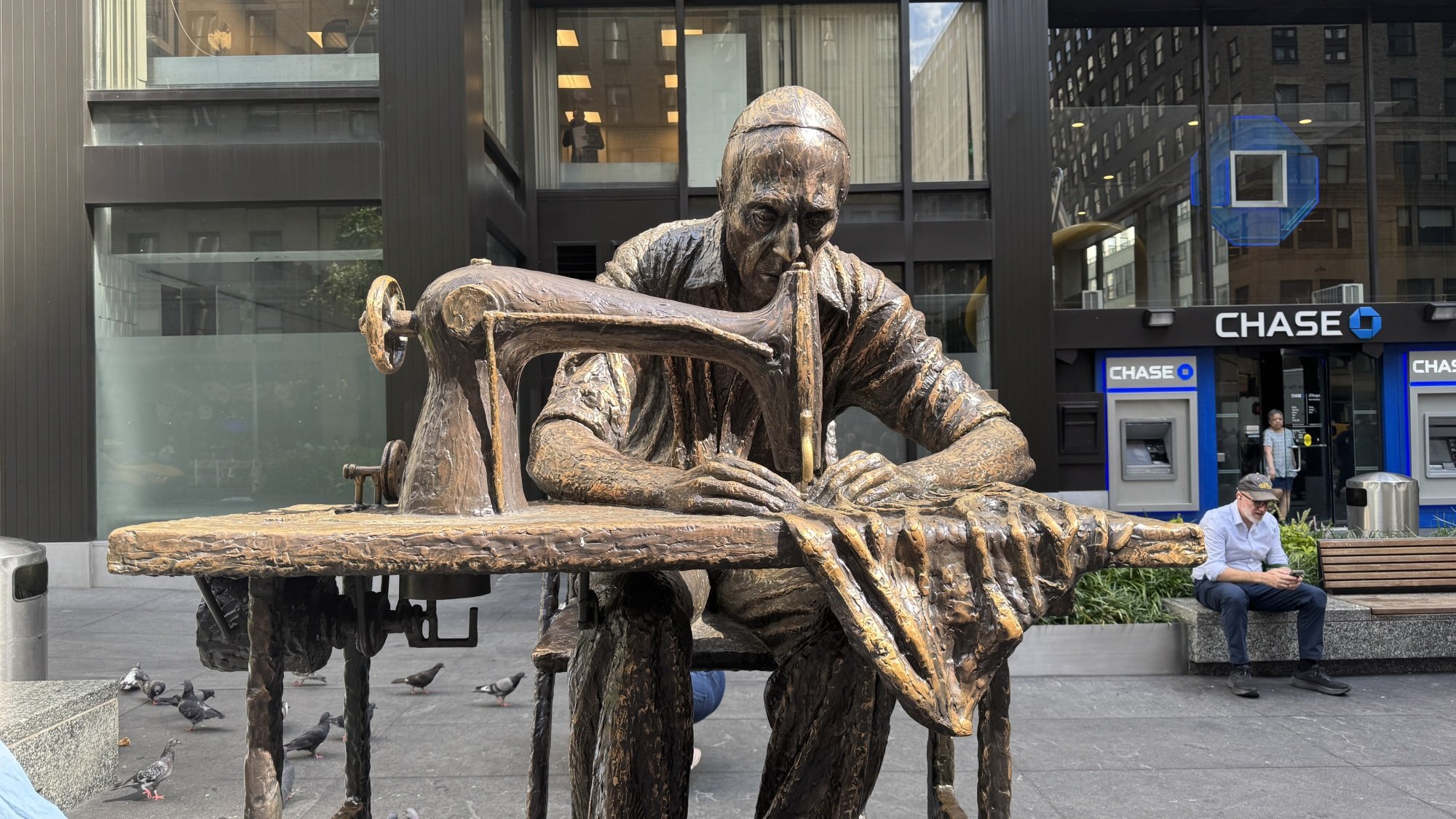 Sculpture d'homme à la machine à coudre