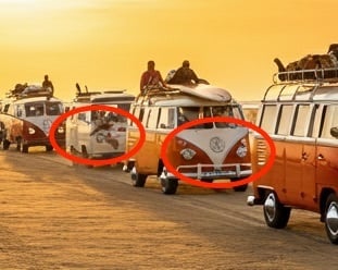 gros plan de l'image 3 image générée d'un défilé de bus Volkswagen circulant sur une plage au coucher du soleil