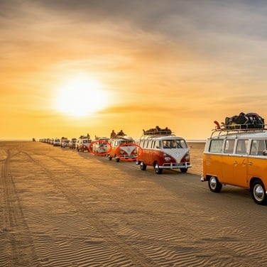 imagen 3 image générée d'un défilé de bus Volkswagen circulant sur une plage au coucher du soleil