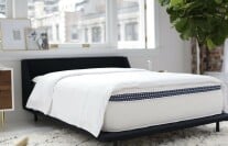 un matelas winkbed dans une chambre avec une couverture dessus