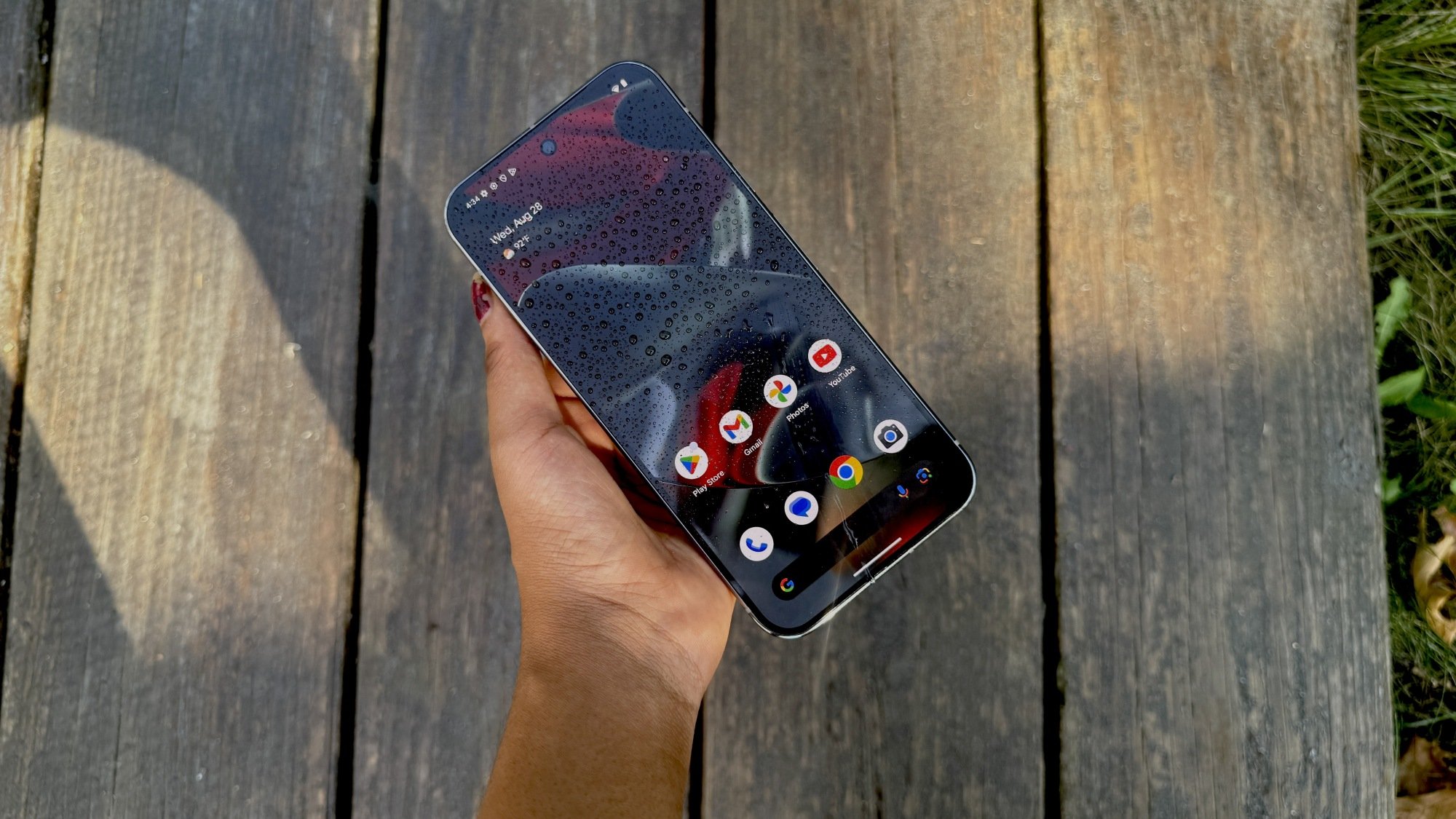 Femme tenant le Google Pixel 9 Pro XL