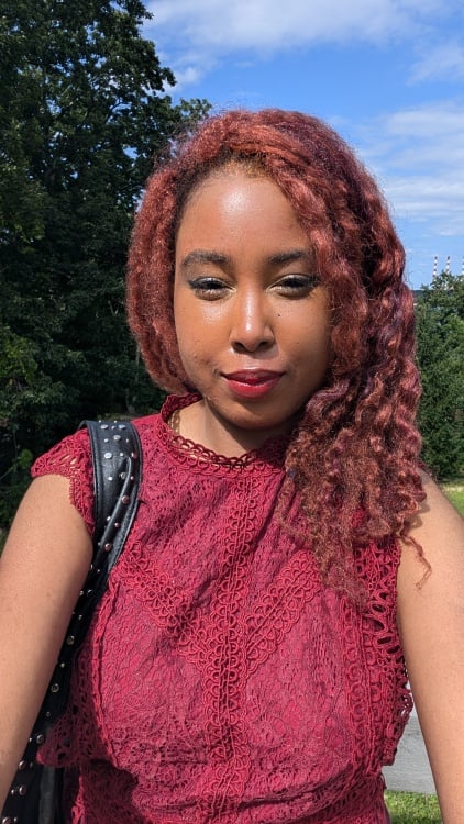 Selfie pris avec le Pixel 9 Pro XL mettant en scène une femme aux cheveux roux