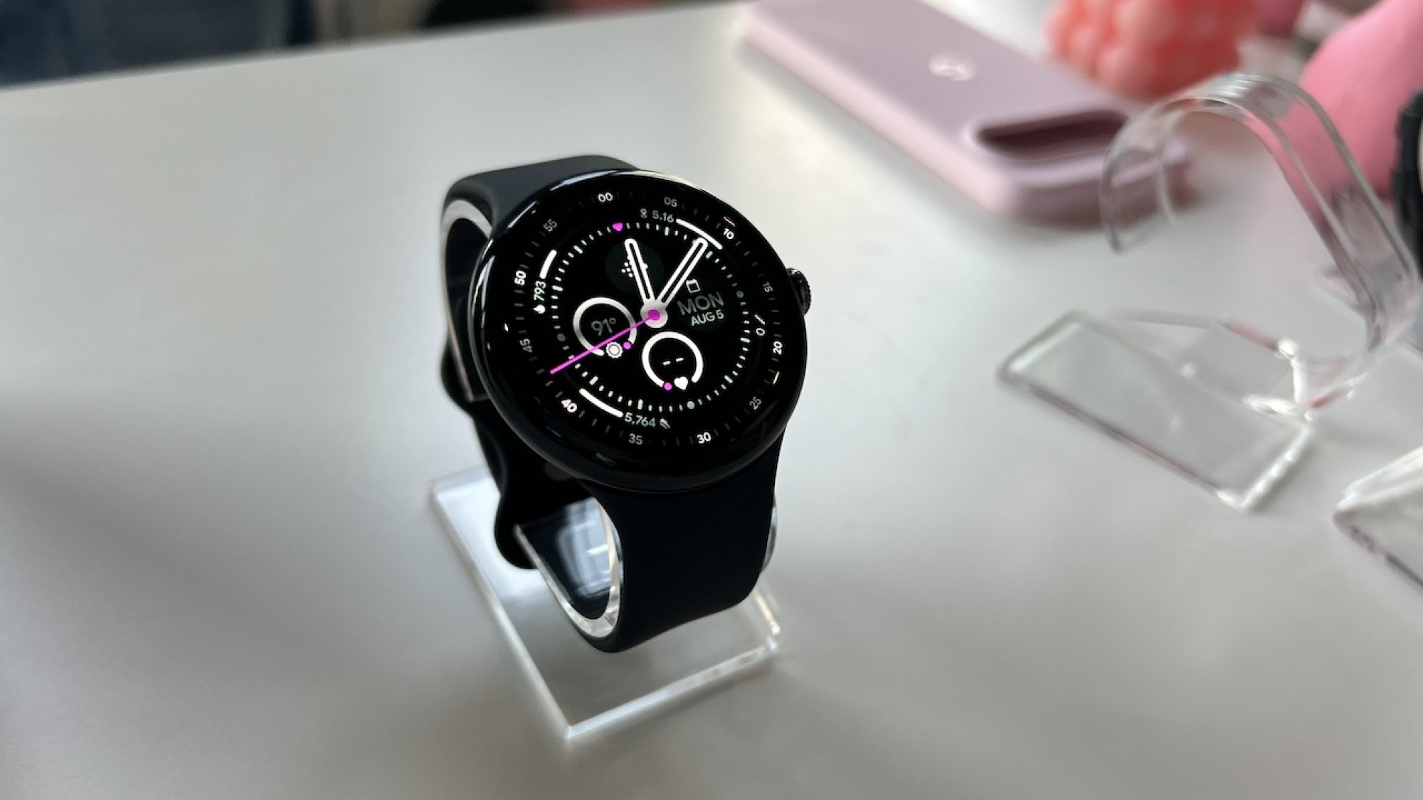 Google Pixel Watch 3 sur un support de montre