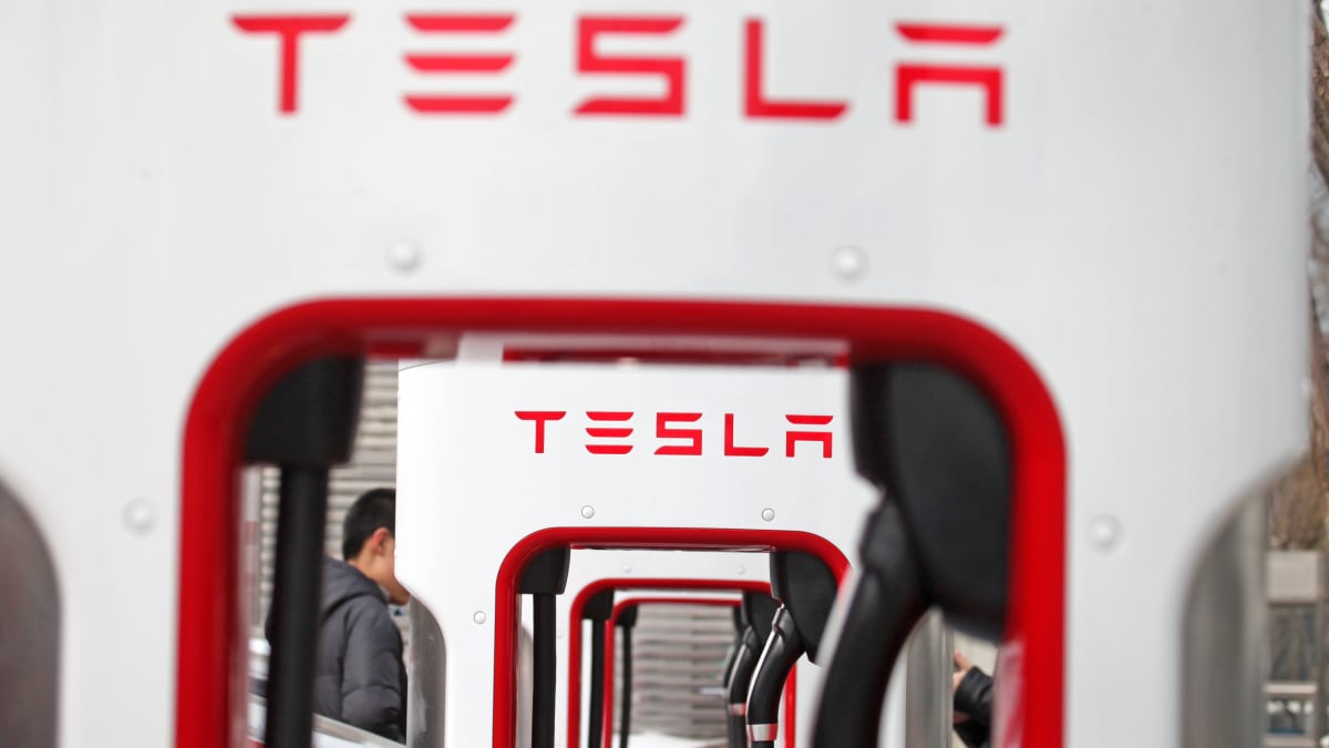 Le déploiement des Superchargers de Tesla pour les autres véhicules électriques a été extrêmement lent. Voici pourquoi.