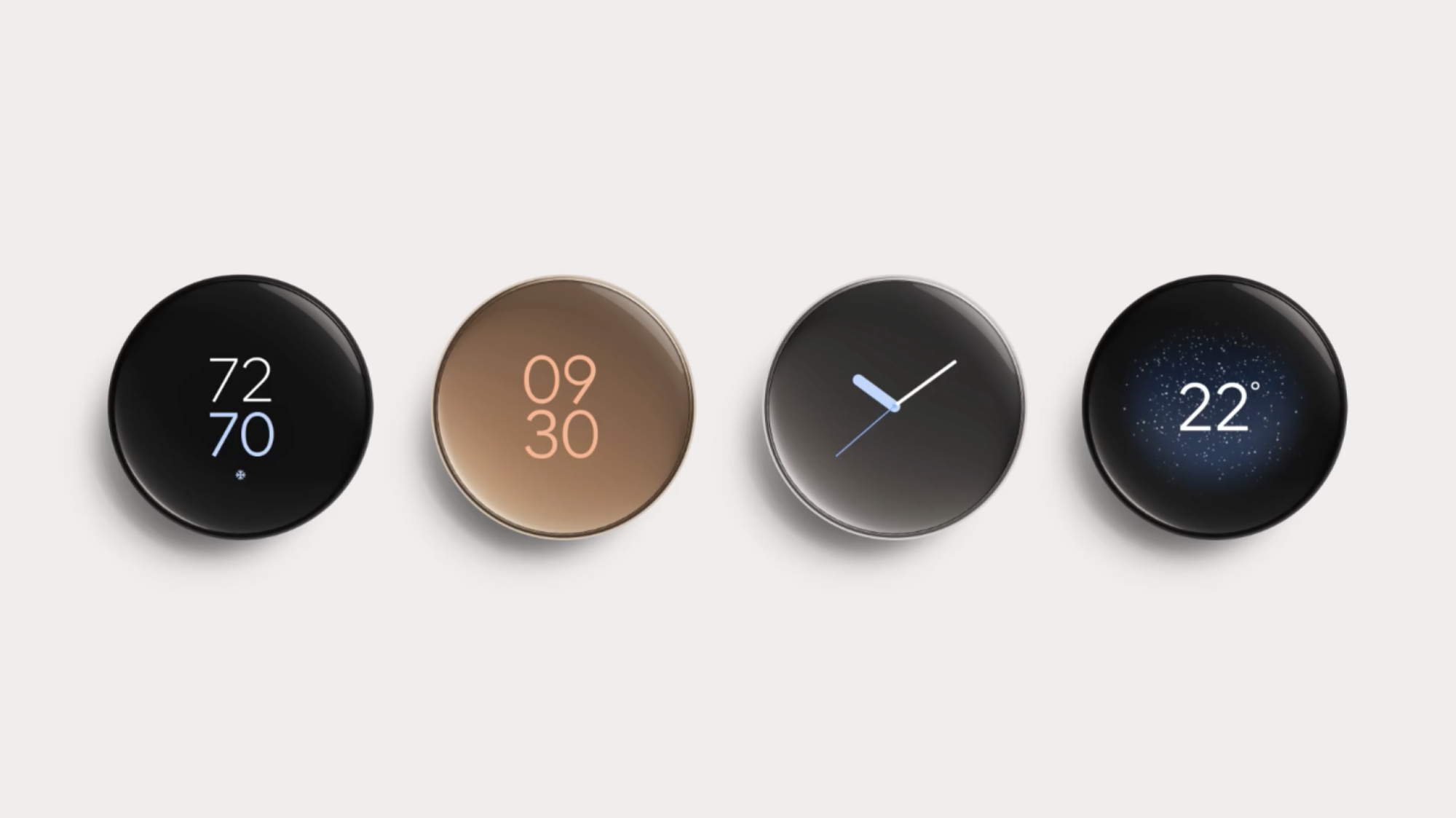 quatre thermostats d'apprentissage Google Nest de quatrième génération sur un mur beige