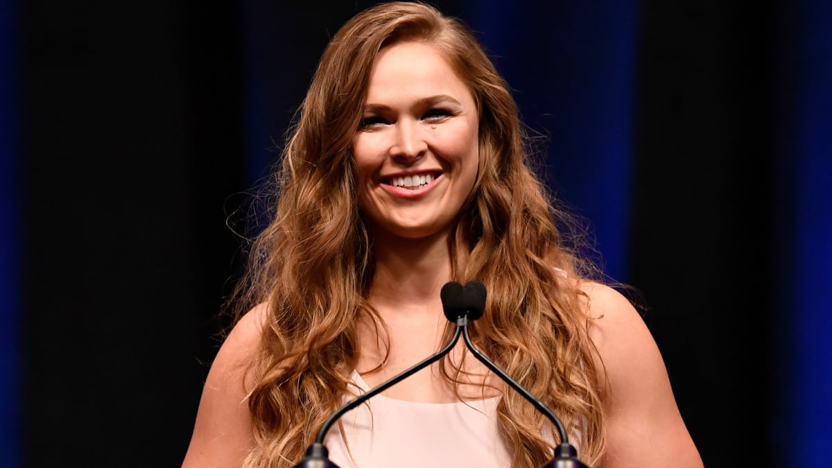 Ronda Rousey s'excuse enfin pour son passé de Truther avec Sandy Hook après avoir été critiquée sur Reddit