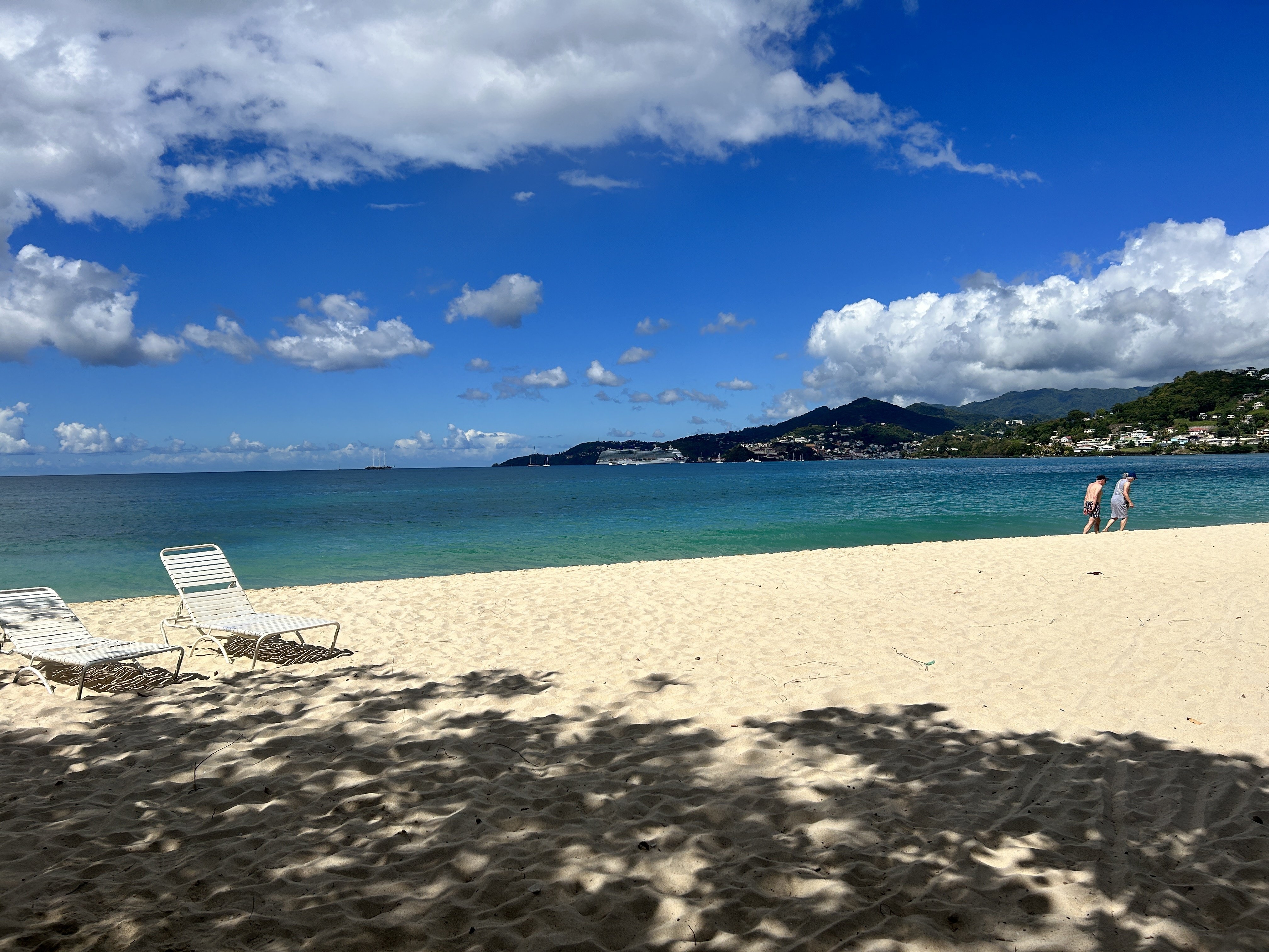 Une superbe plage à Grenade avec un couple marchant au loin