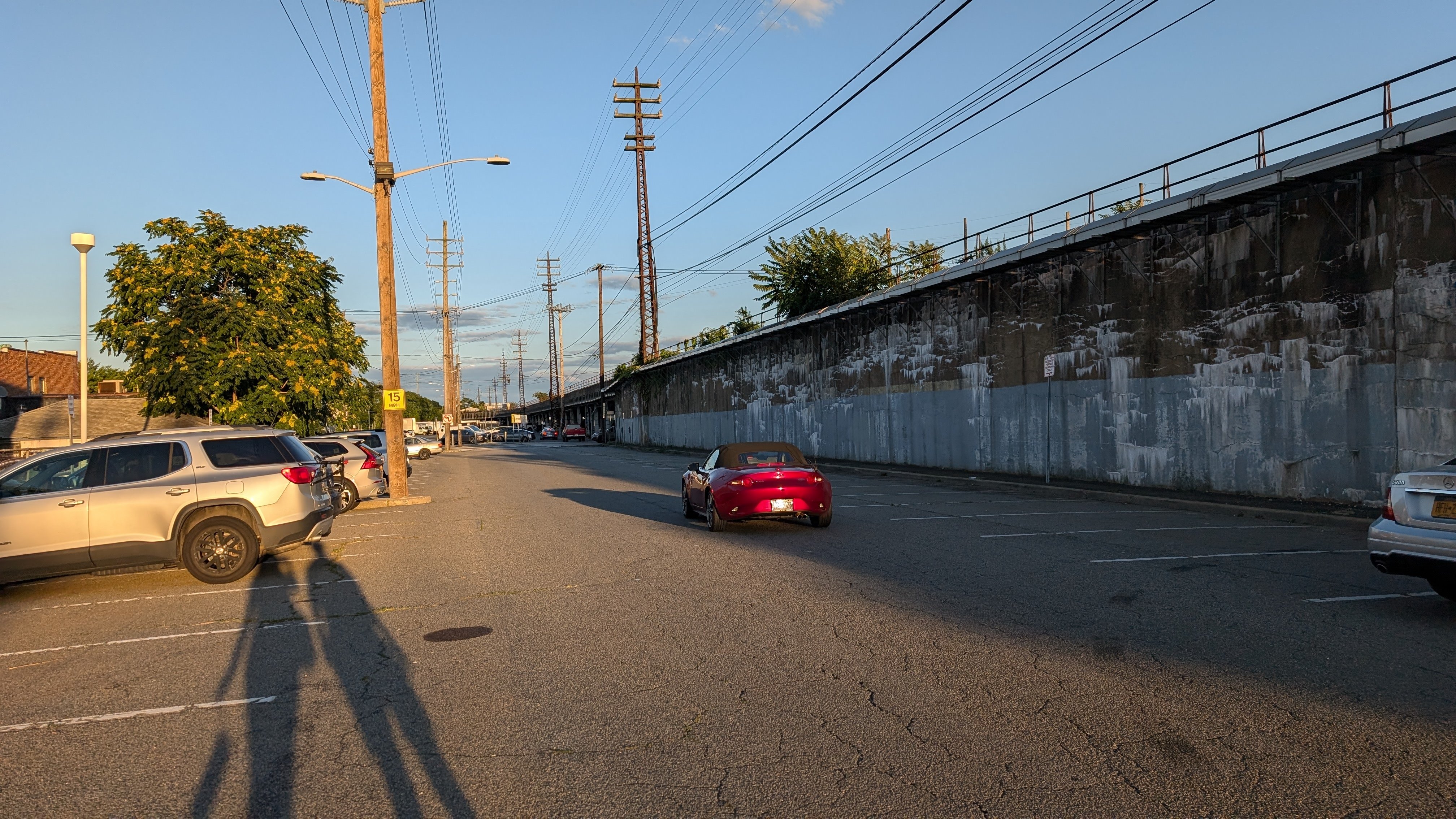 Une voiture rouge sur un parking à Long Island