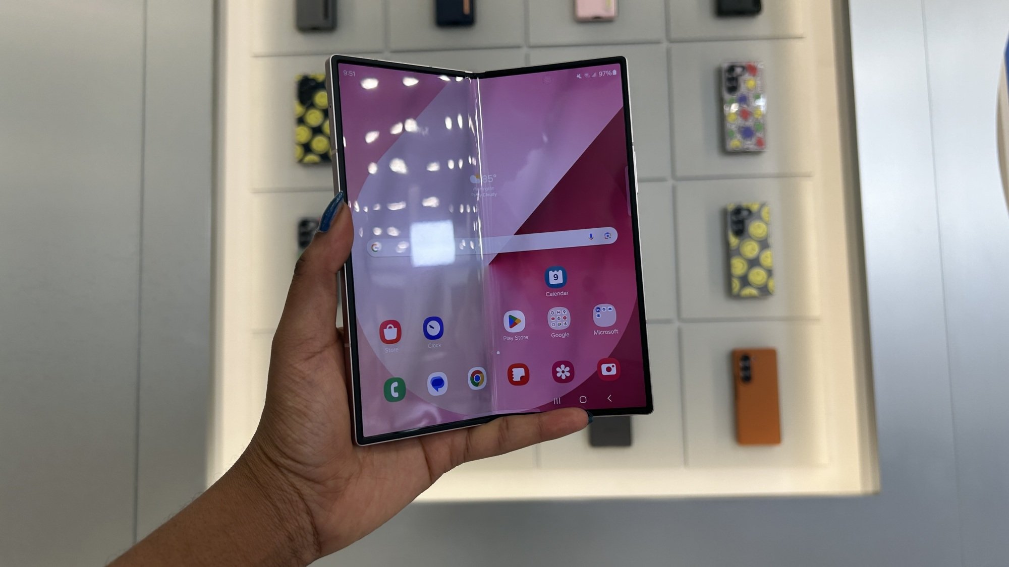 Femme tenant le Samsung Galaxy Z Fold 6