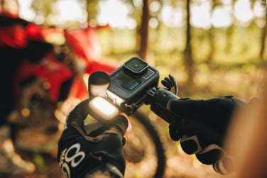 cycliste utilisant la gopro hero13 black avec les accessoires du créateur