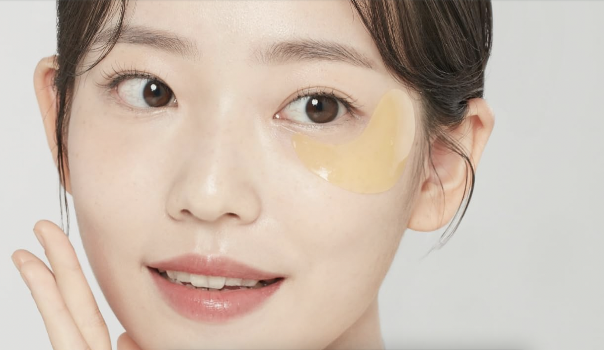 femme avec un cache-œil hydrogel sur le visage