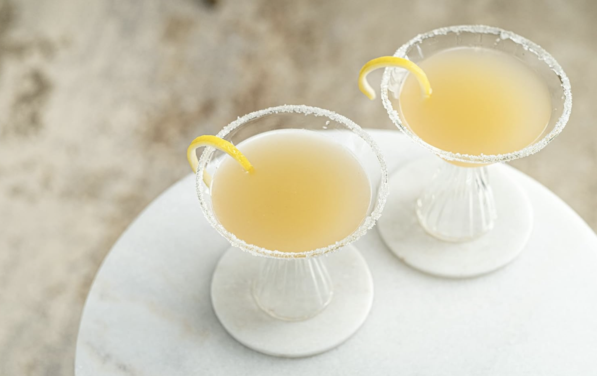 deux verres à martini remplis de liquide jaune