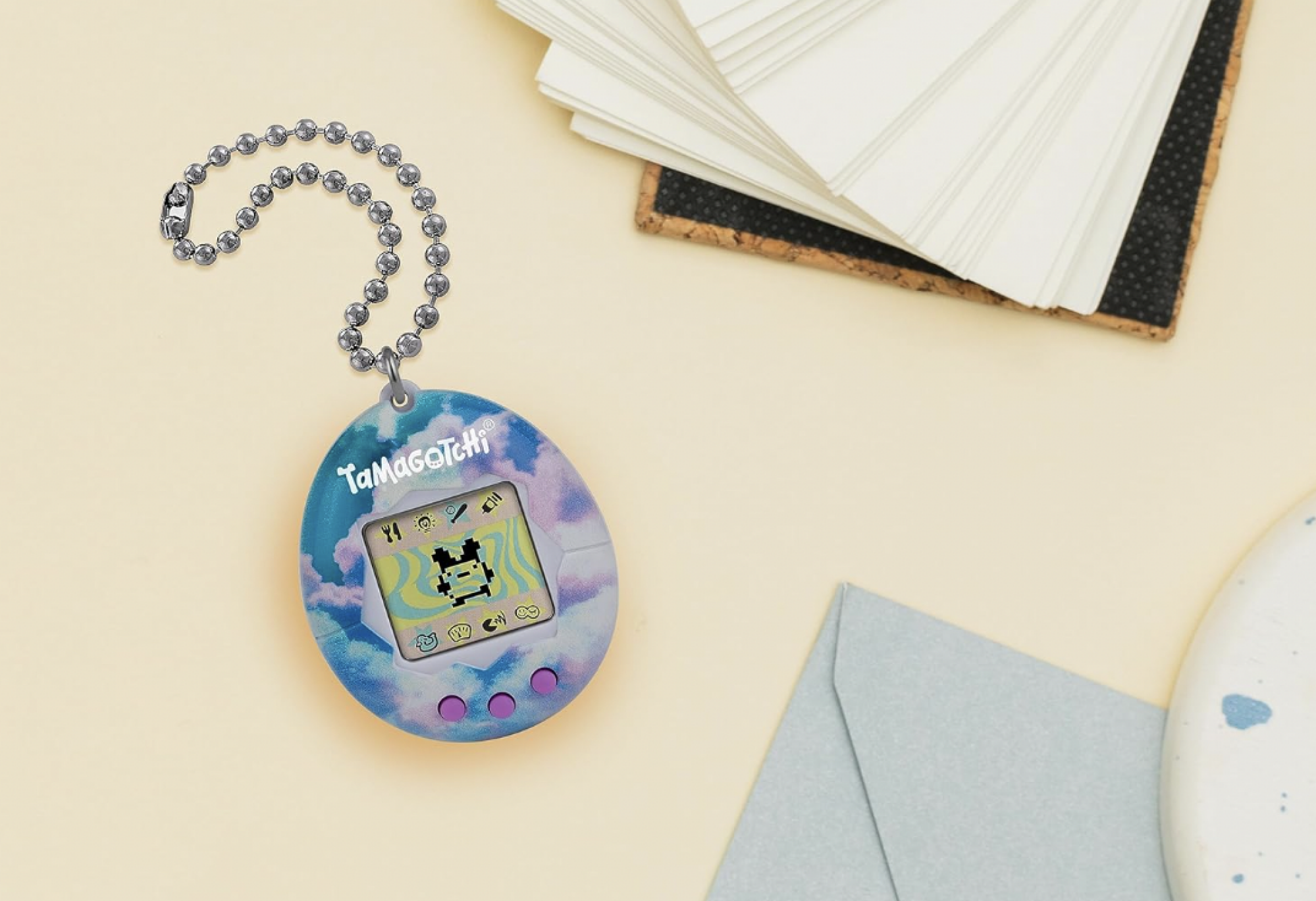 Tamagotchi sur la table à côté du cahier