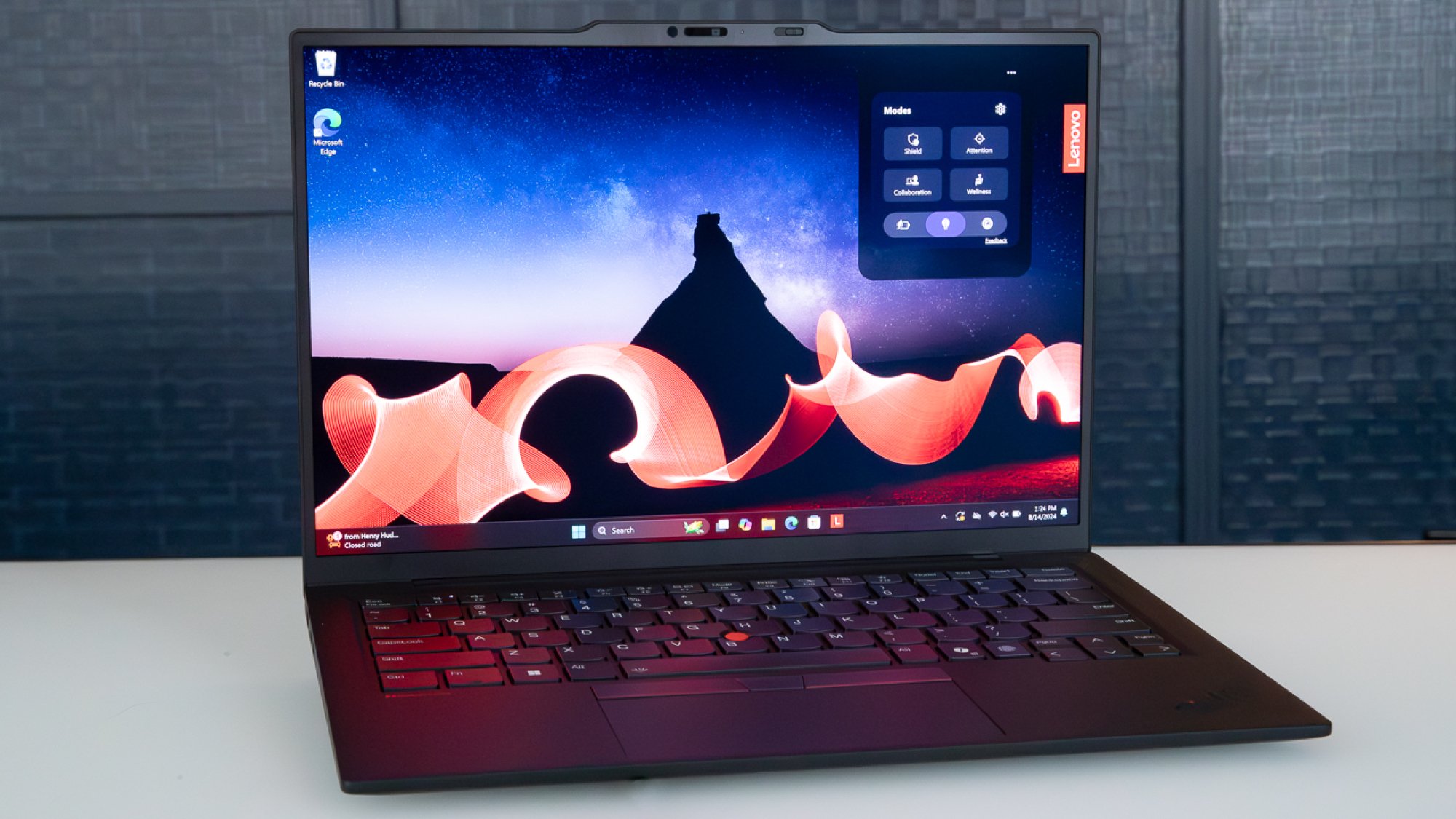 Lenovo ThinkPad X1 Carbon Gen 13 Aura Edition sur une table