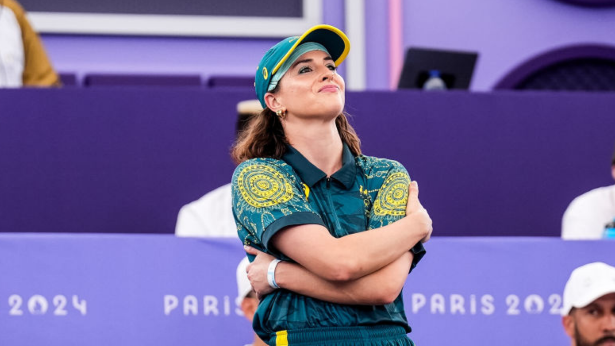 La B-Girl Raygun de l'équipe australienne regarde avant de concourir au Round Robin des B-Girls lors du jour 14 du Breaking - Jeux Olympiques de Paris 2024 à la Place de la Concorde le 9 août 2024 à Paris, France.