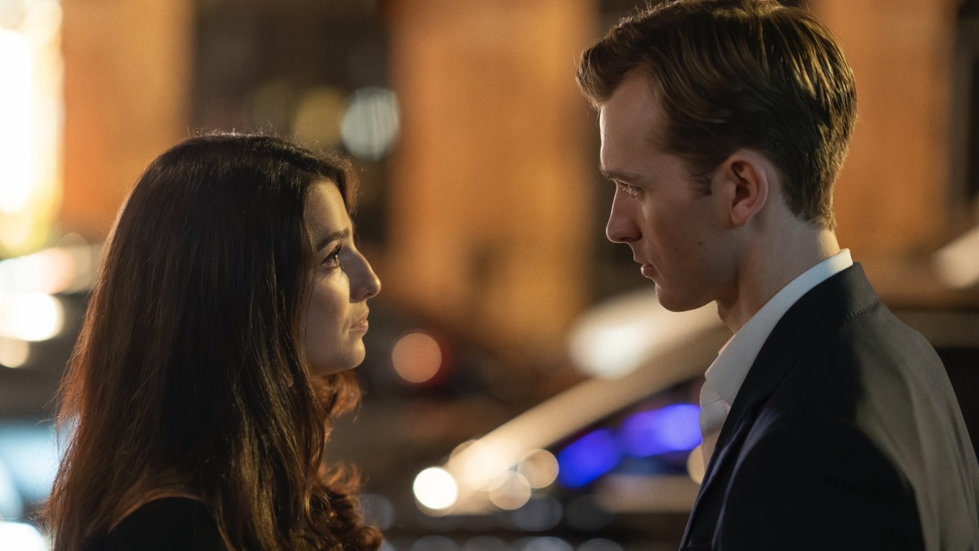 Yasmin Kara-Hanani et Robert Spearing ont une conversation dans la rue.