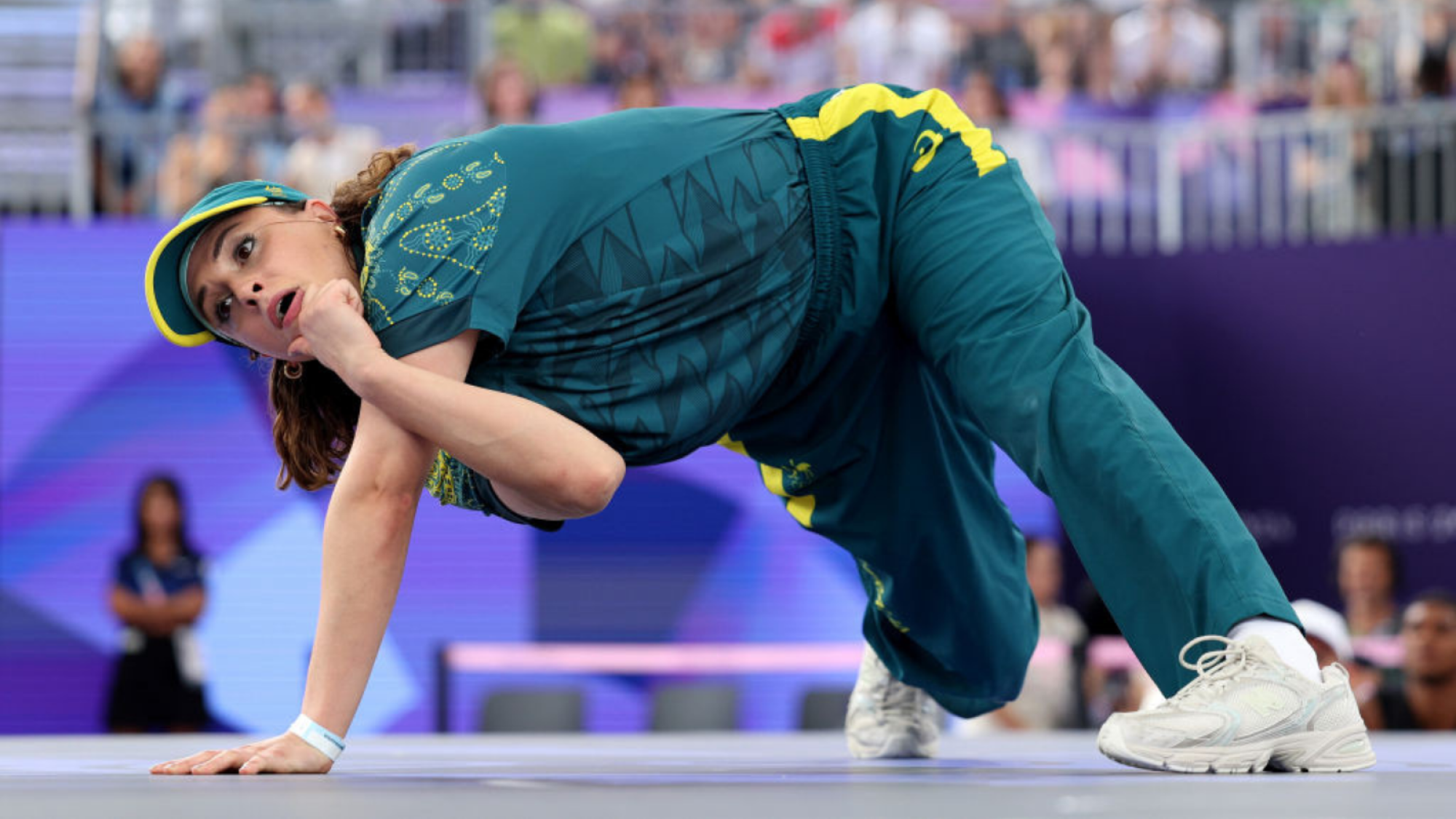 La B-Girl Raygun de l'équipe australienne participe au Round Robin des B-Girls - Groupe B le quatorzième jour des Jeux Olympiques de Paris 2024 à la Place de la Concorde le 09 août 2024 à Paris, France. 