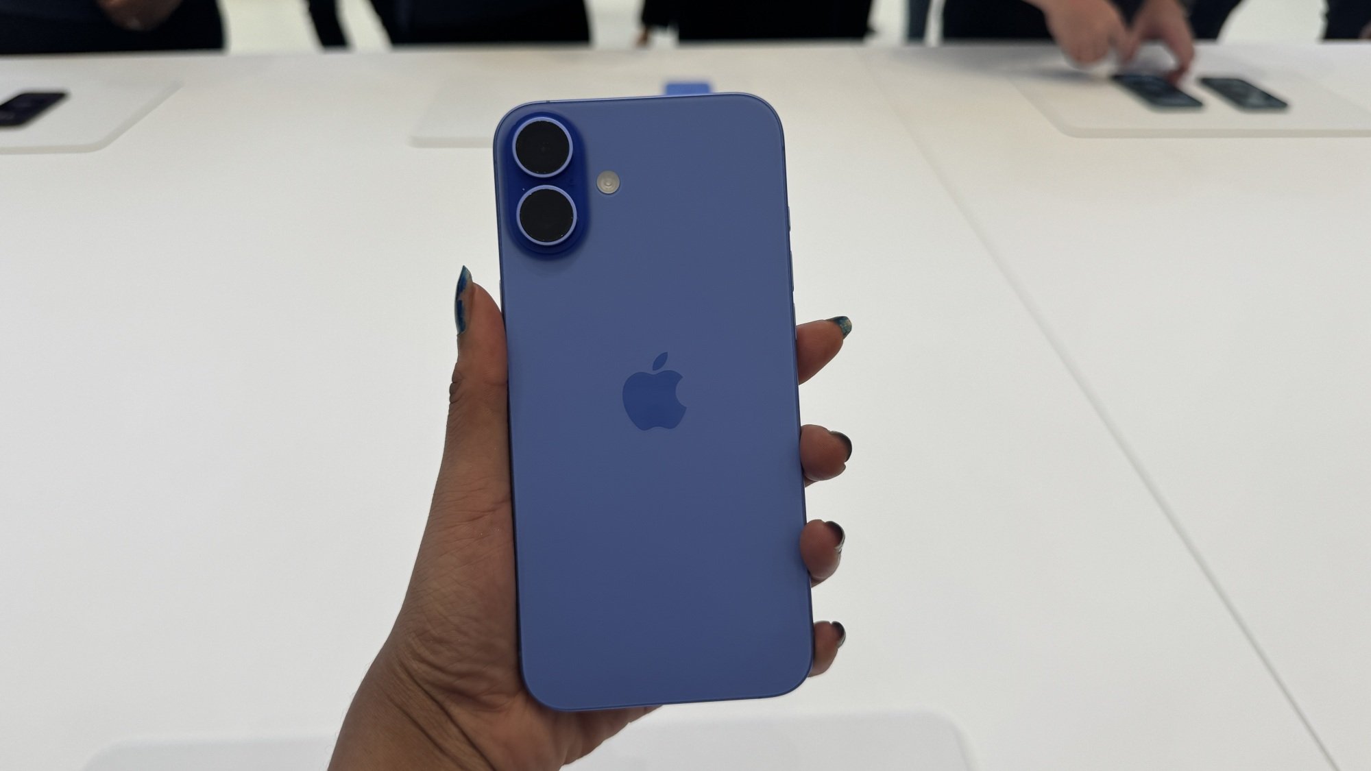 iPhone 16 coloris Ultramarine